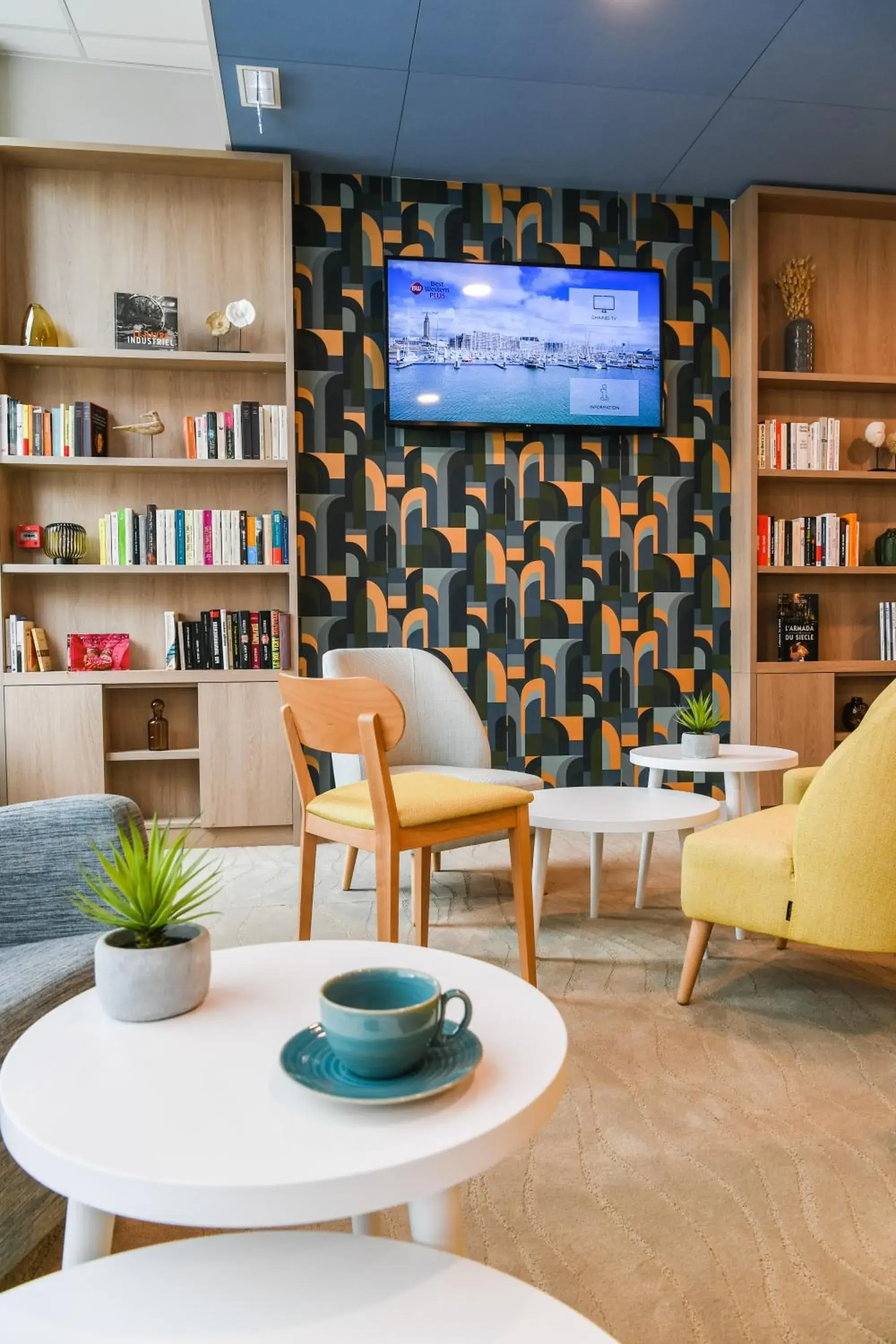 Lounge or bar in Best Western Plus Le Havre Centre Gare Lounge or bar in Best Western Plus Le Havre Centre Gare