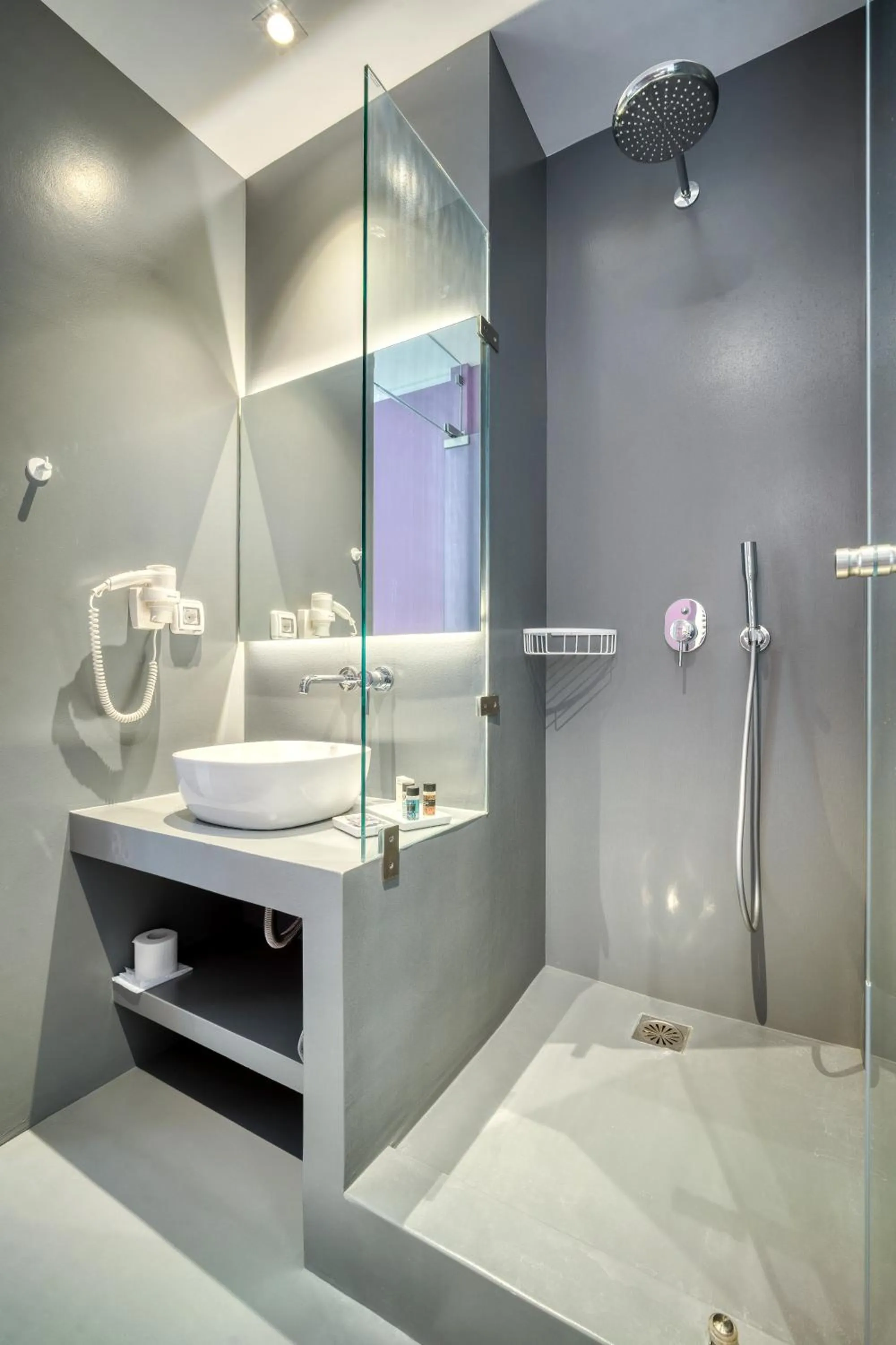 Bathroom in Athens Color Cube