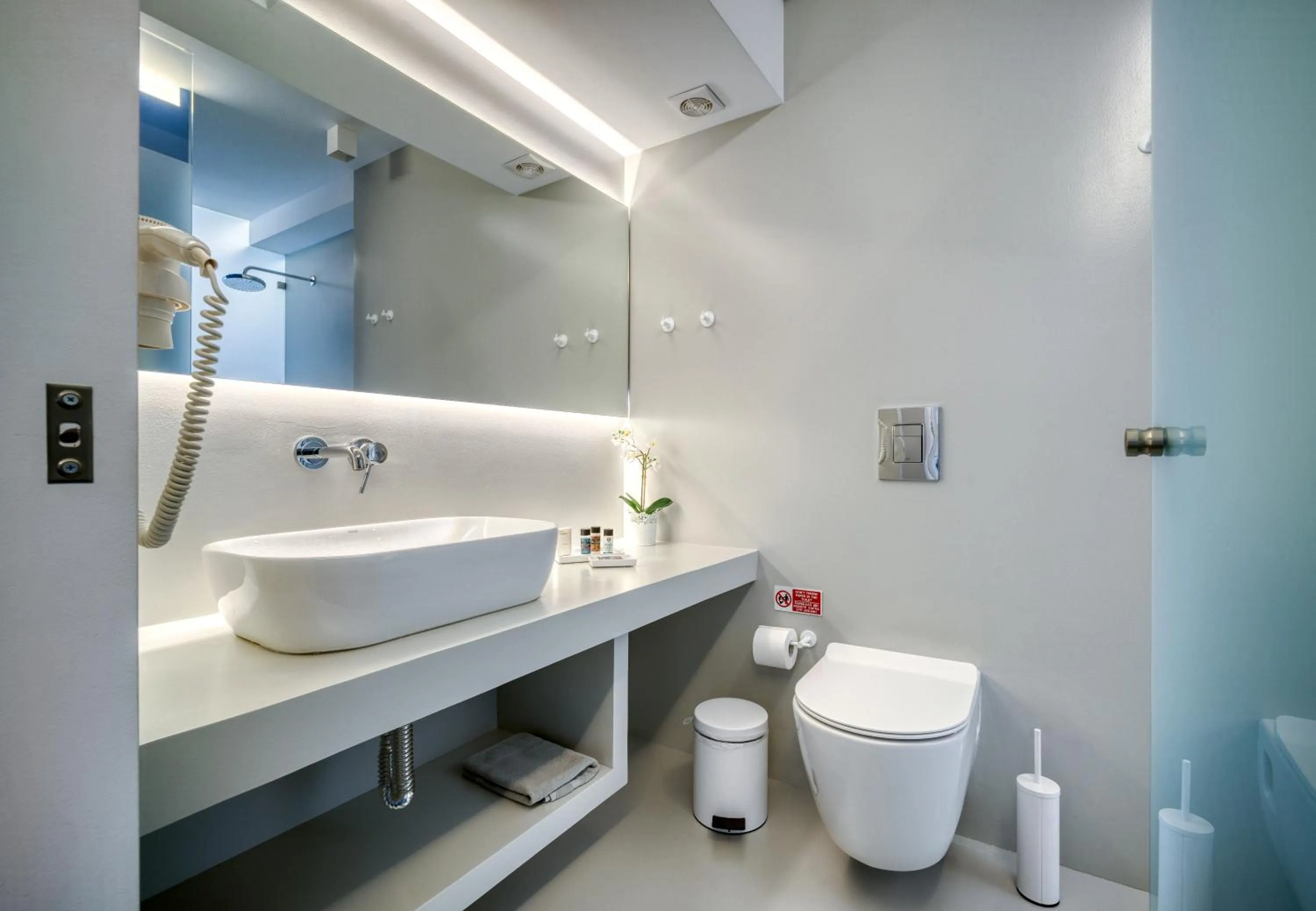 Bathroom in Athens Color Cube