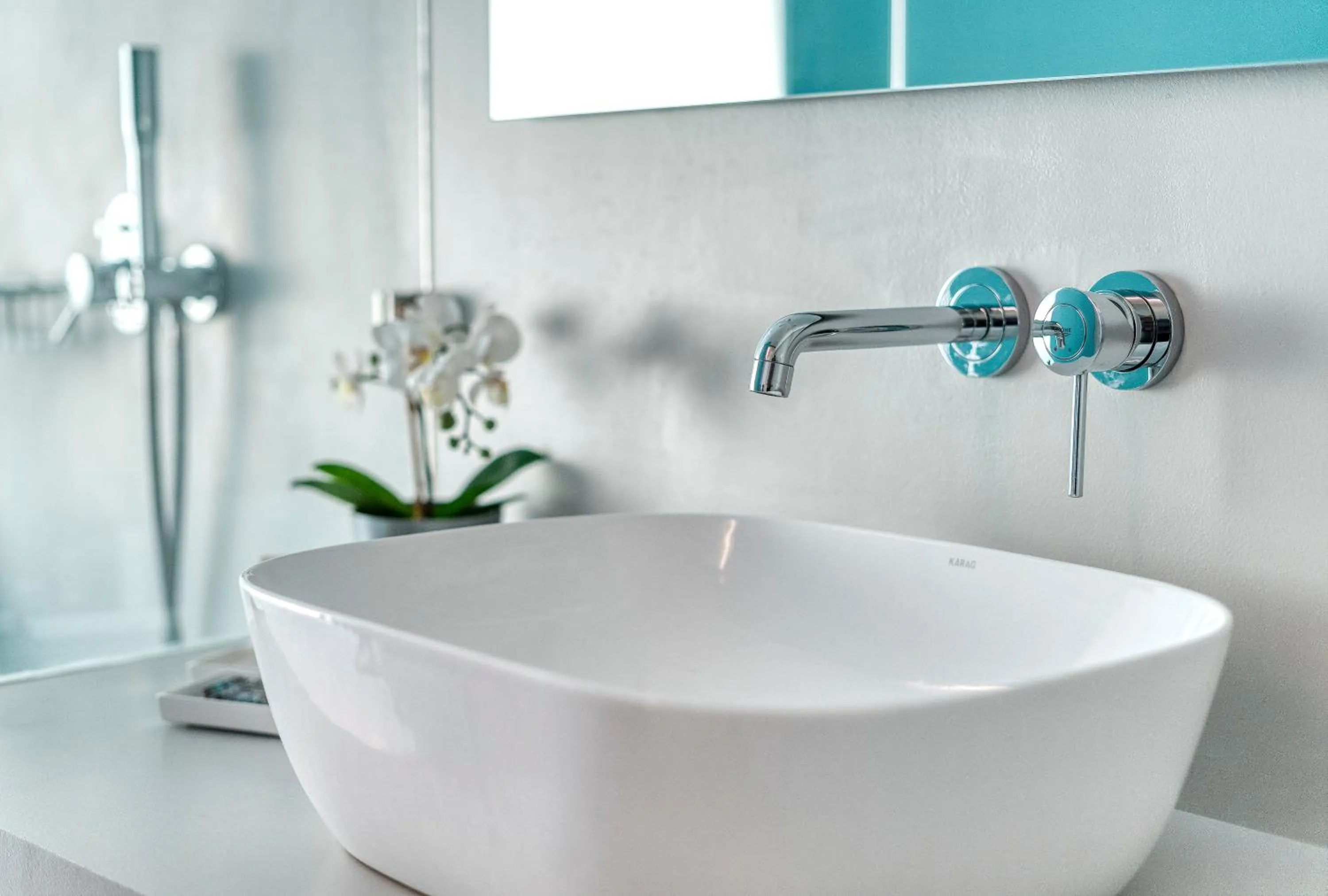 Bathroom in Athens Color Cube