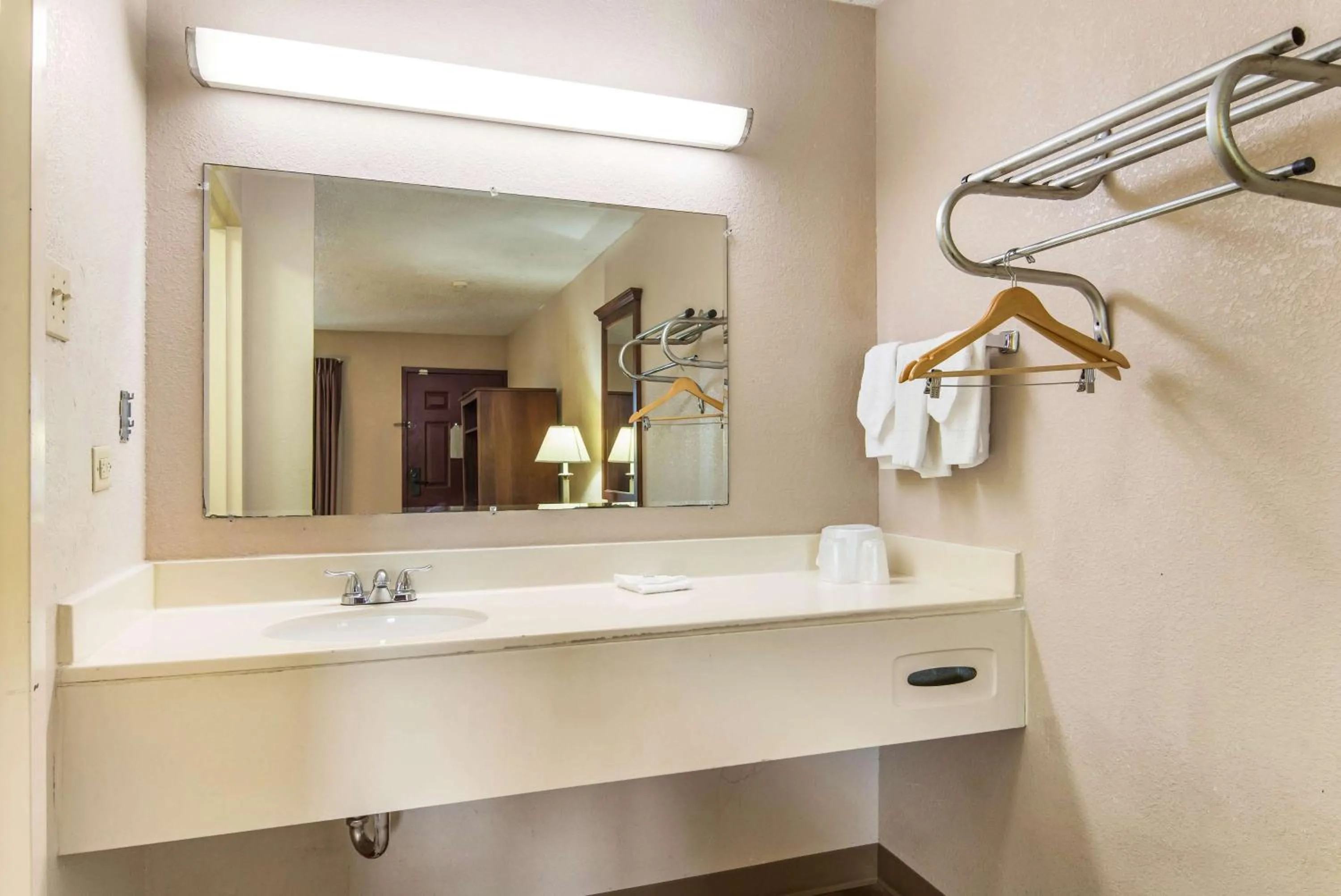 Bathroom in Motel 6-Alsip, IL