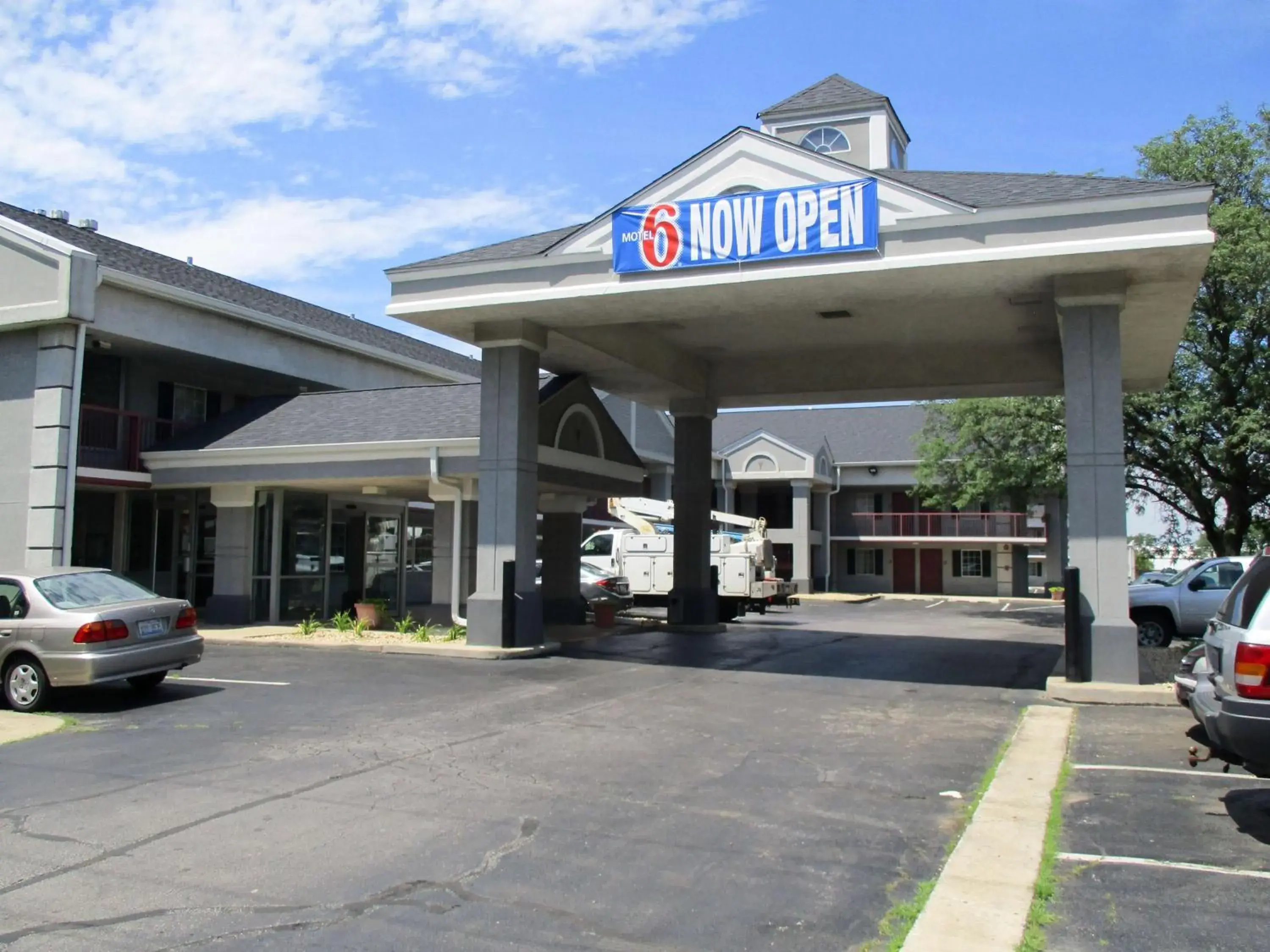 Property building in Motel 6-Alsip, IL Property building in Motel 6-Alsip, IL