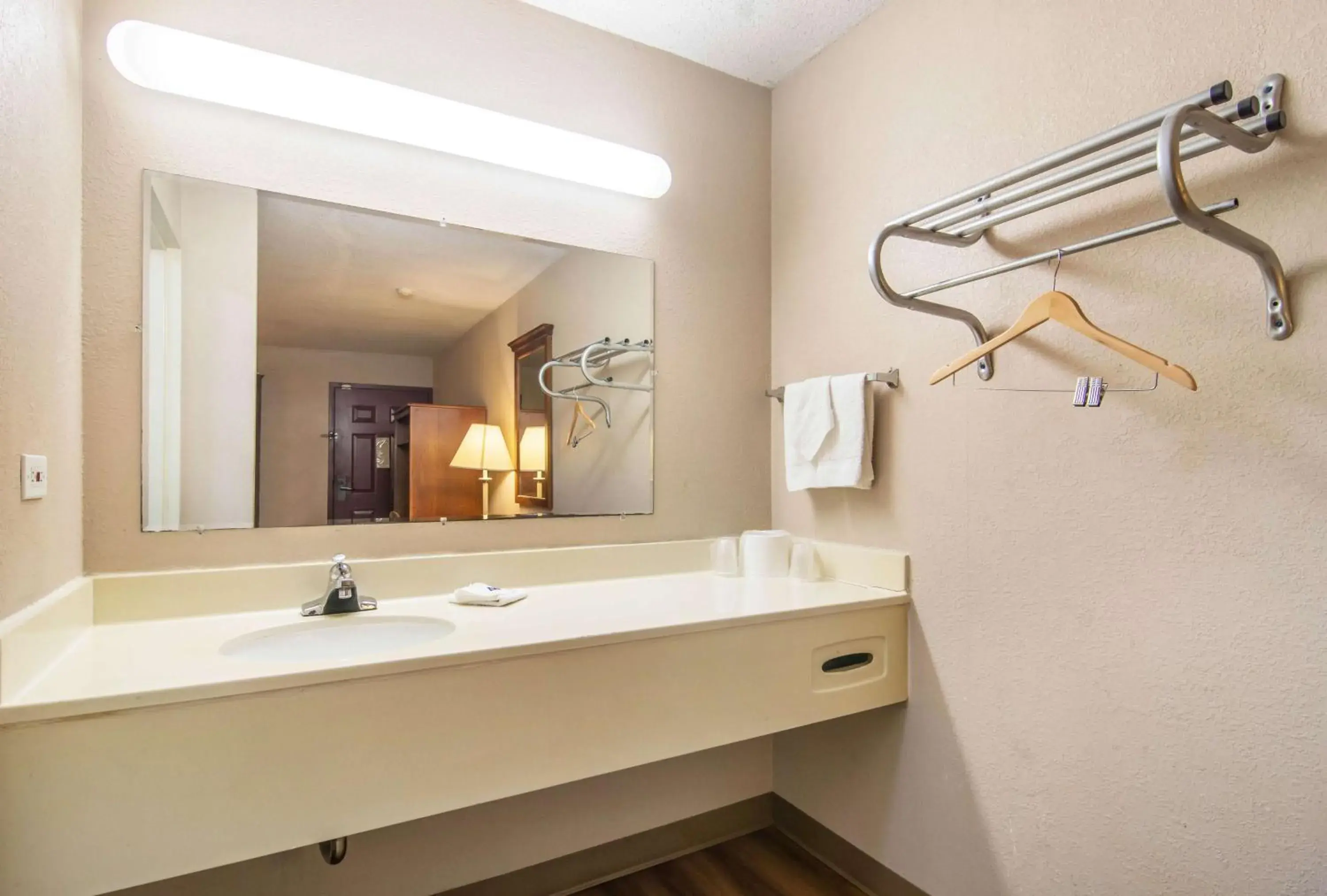 Bathroom in Motel 6-Alsip, IL Bathroom in Motel 6-Alsip, IL