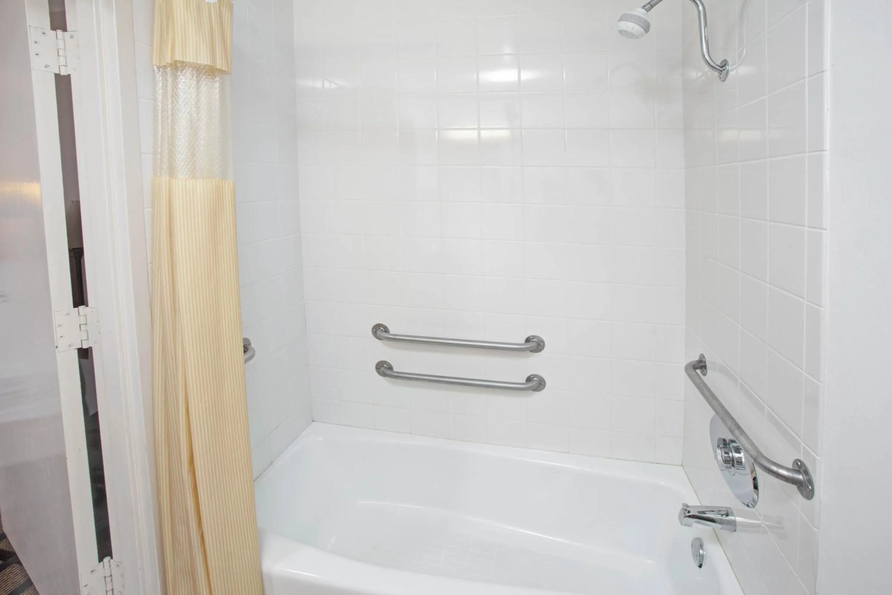 Bathroom in Motel 6-Alsip, IL