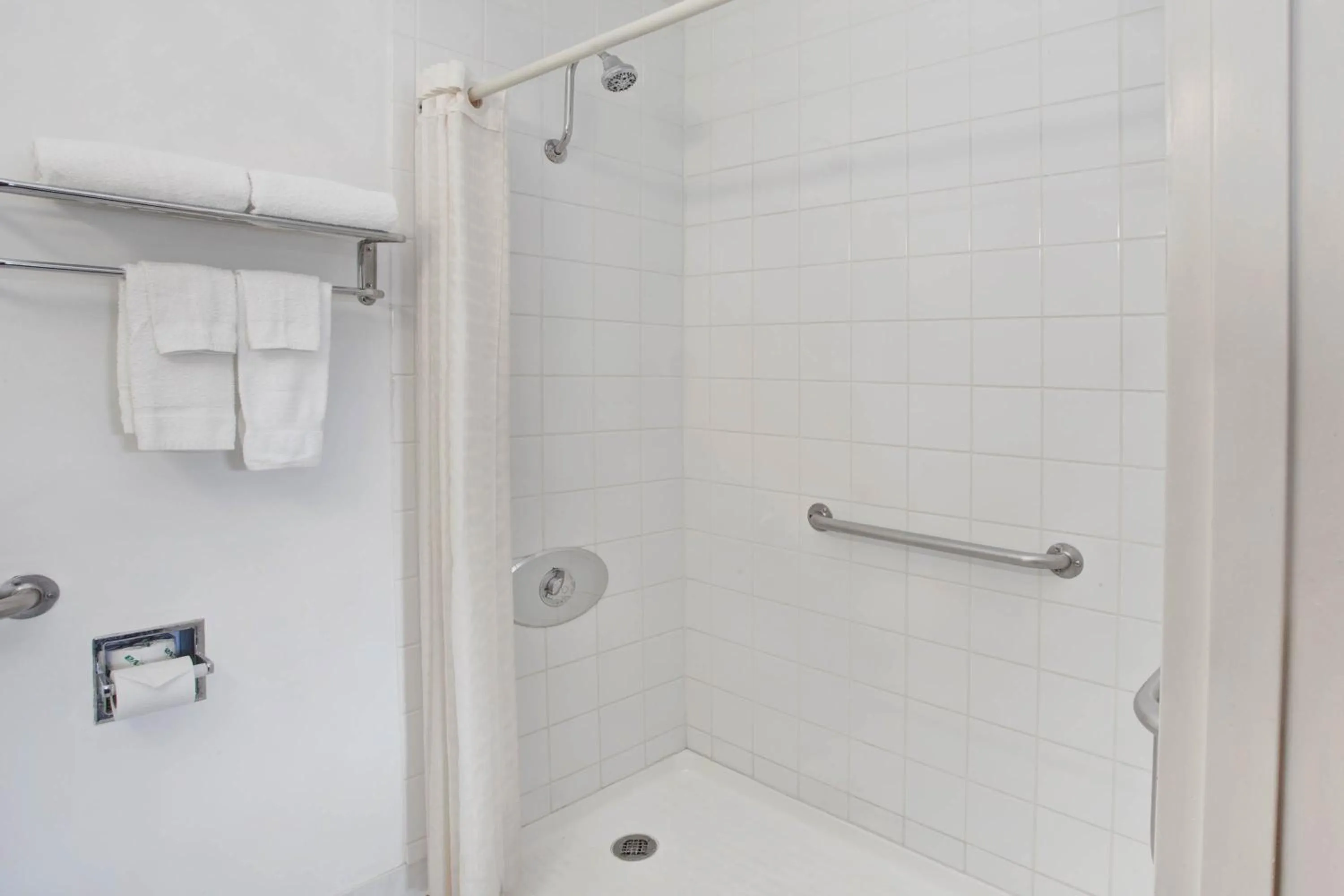 Bathroom in Motel 6-Alsip, IL