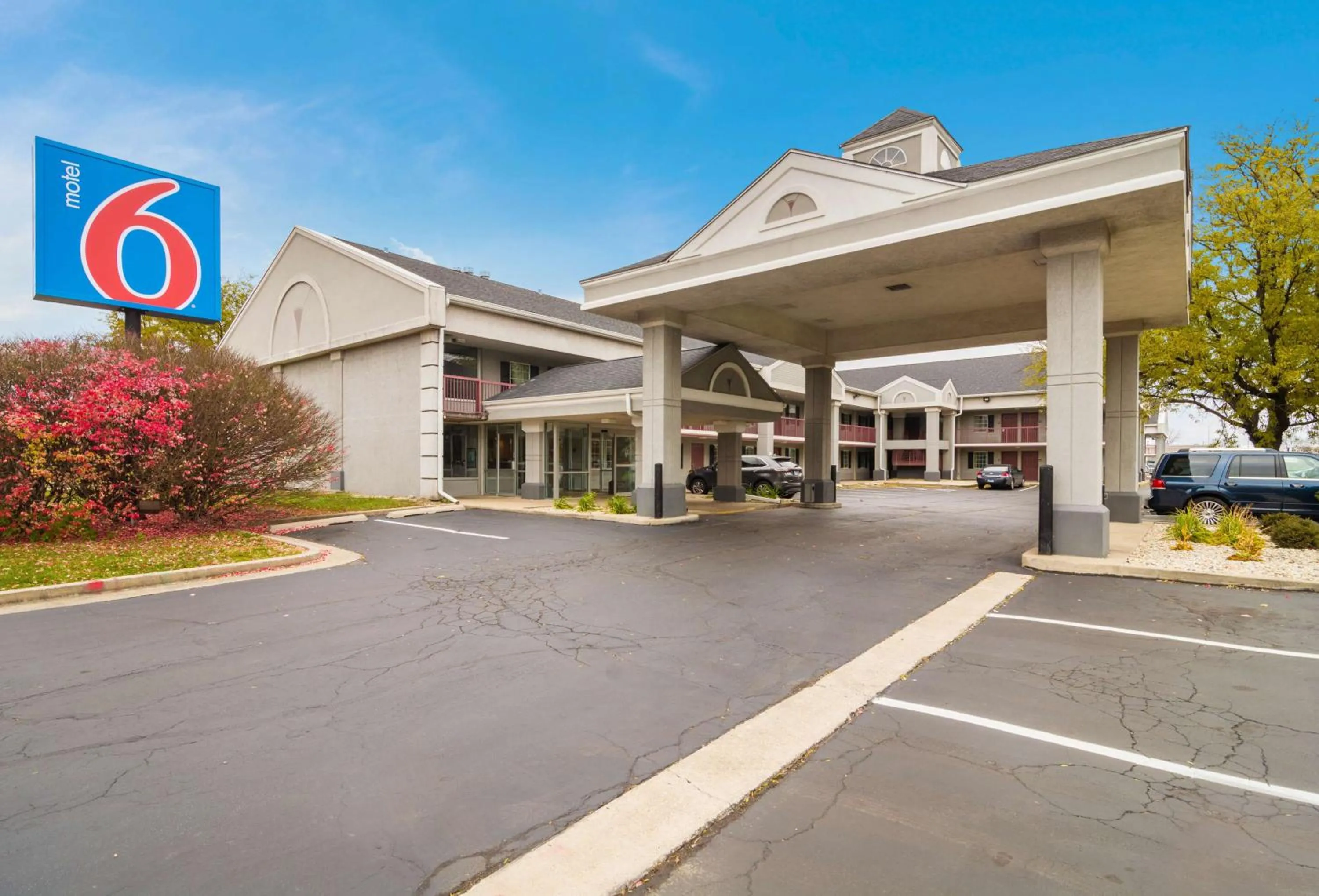 Property building in Motel 6-Alsip, IL