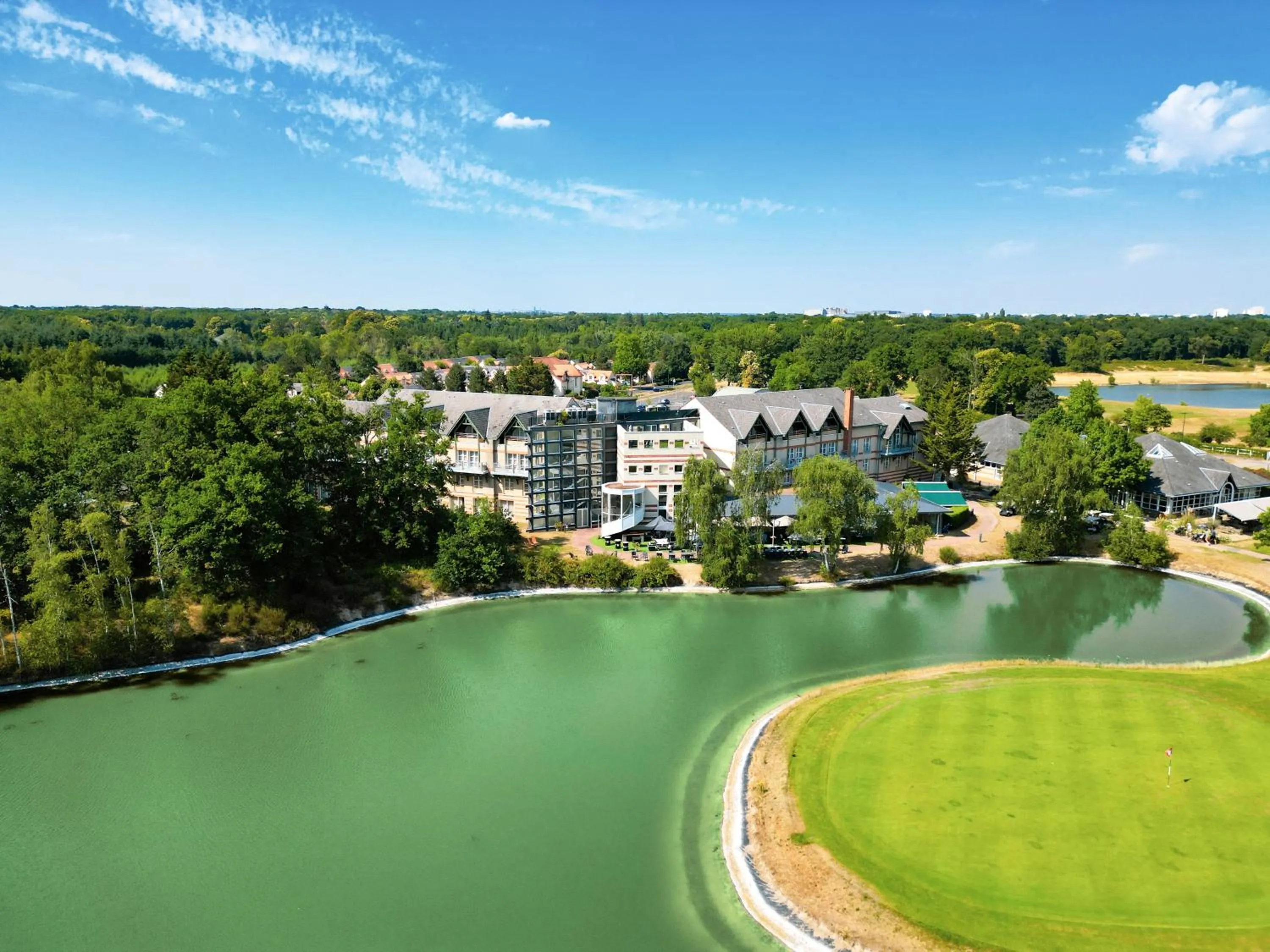 Golfcourse in Mercure Orléans Portes de Sologne