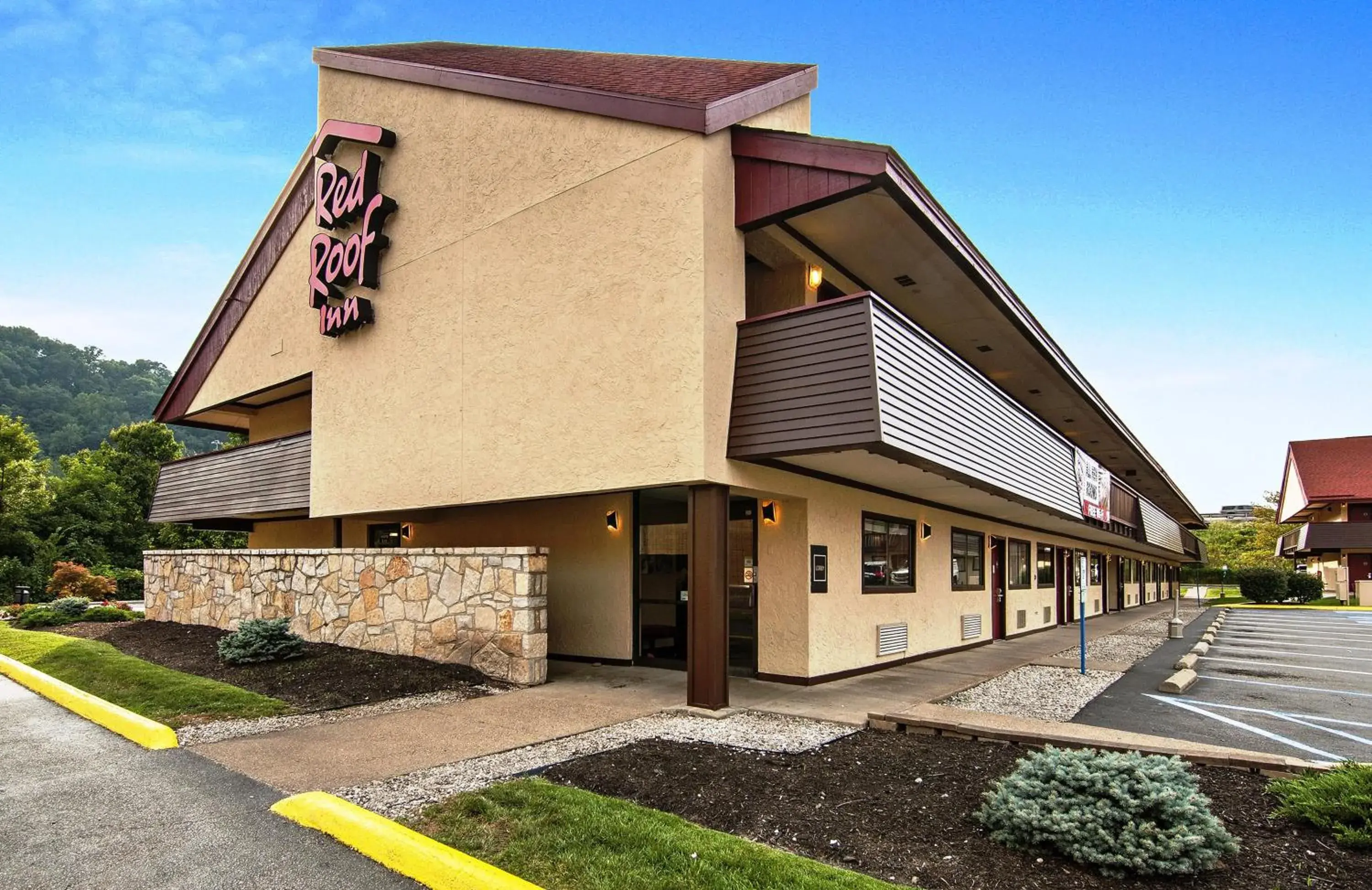 Property Building in Red Roof Inn Charleston - Kanawha City, WV