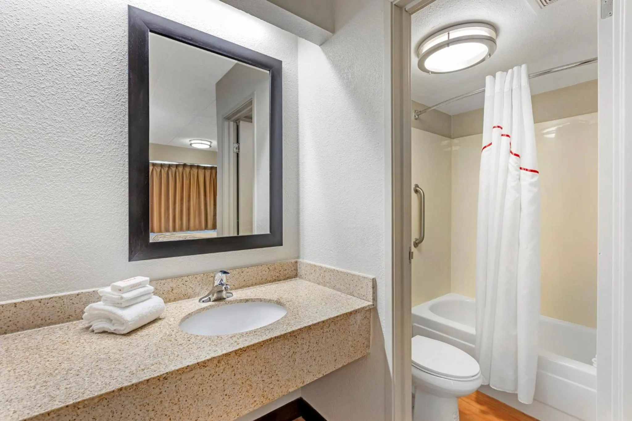 Bathroom in Red Roof Inn Milwaukee Airport Oak Creek