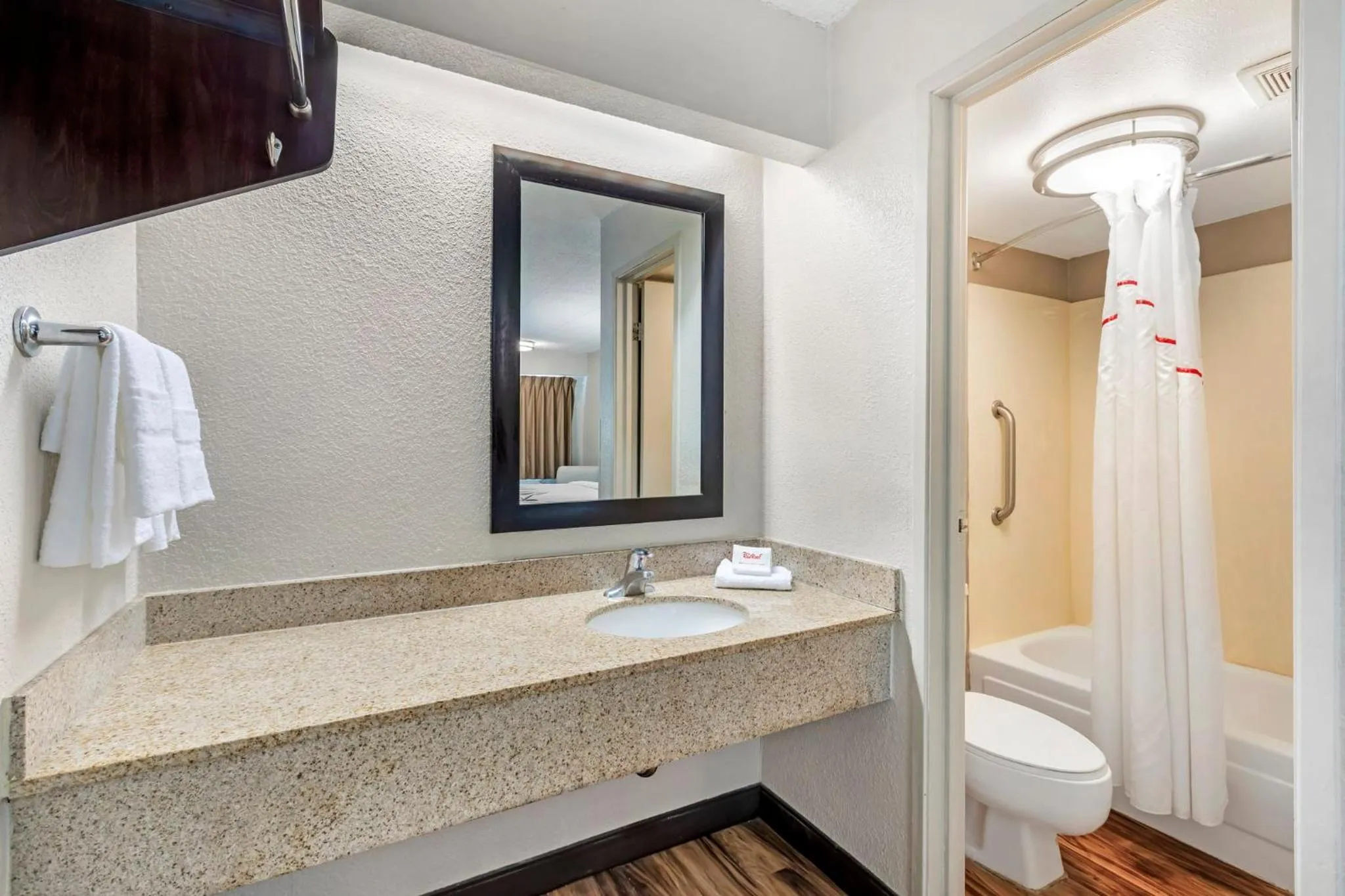 Bathroom in Red Roof Inn Milwaukee Airport Oak Creek