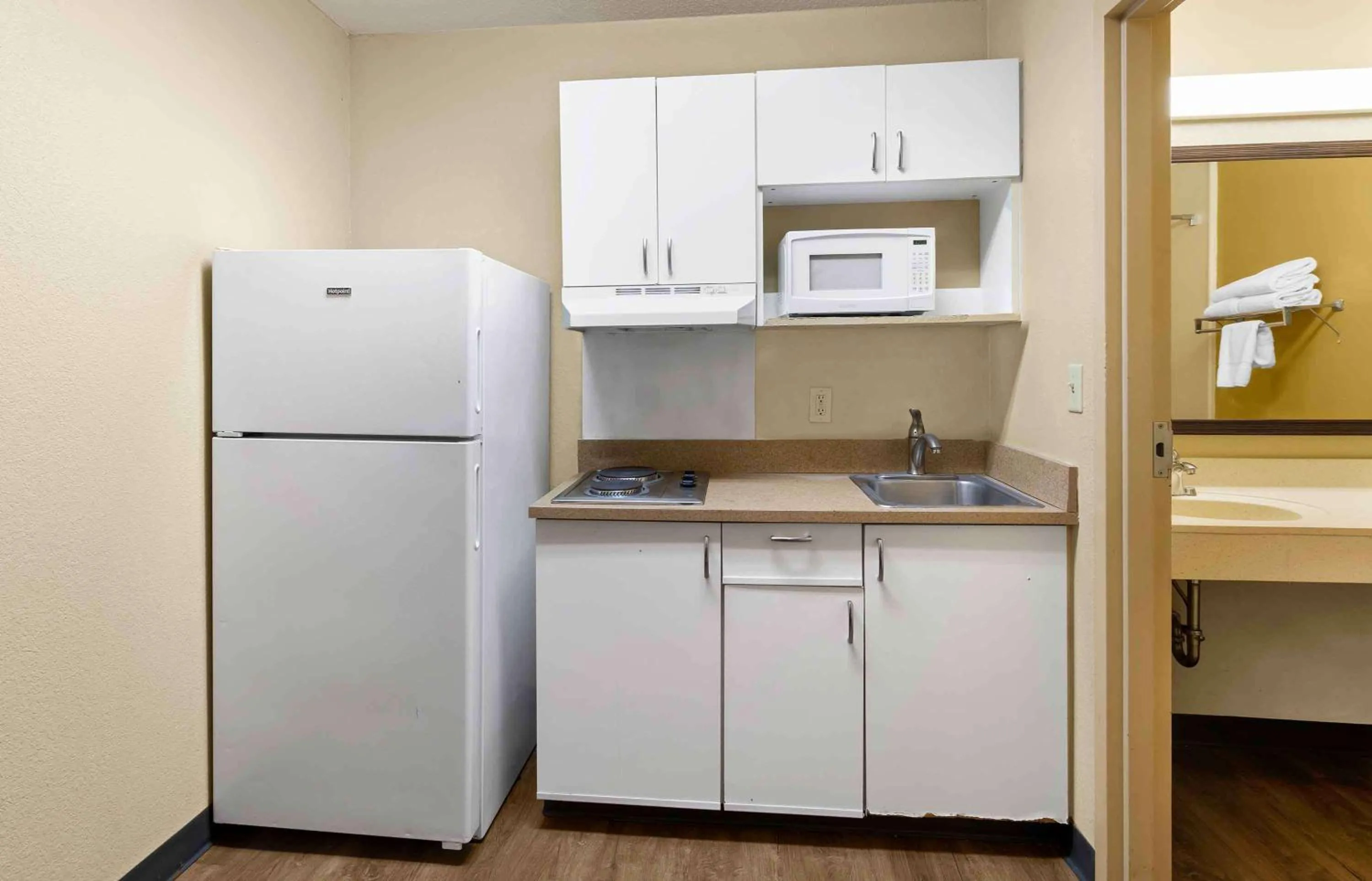 Kitchen or kitchenette in Extended Stay America Suites - Richmond - W Broad Street - Glenside - South