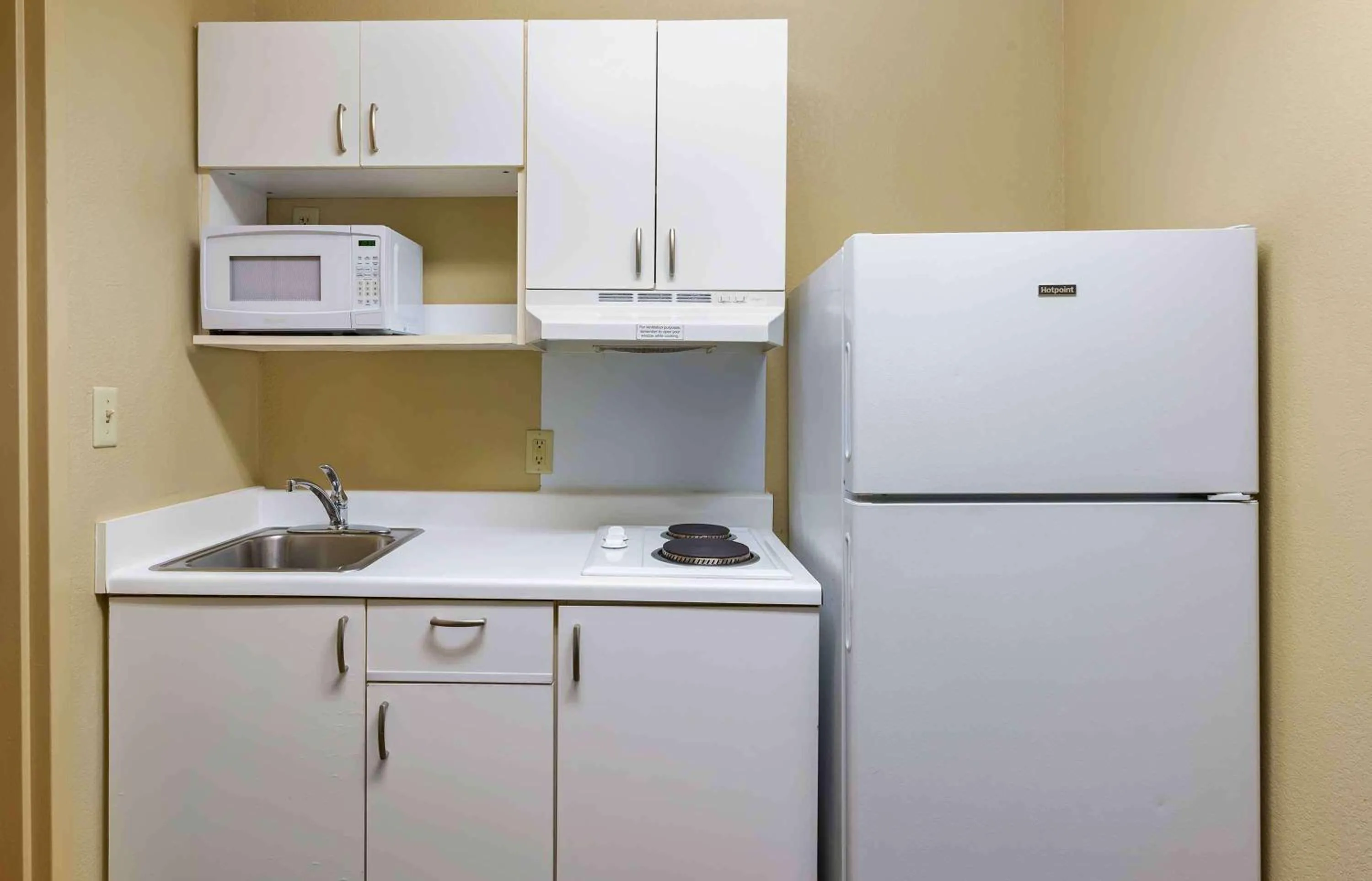 Kitchen or kitchenette in Extended Stay America Suites - Richmond - W Broad Street - Glenside - South