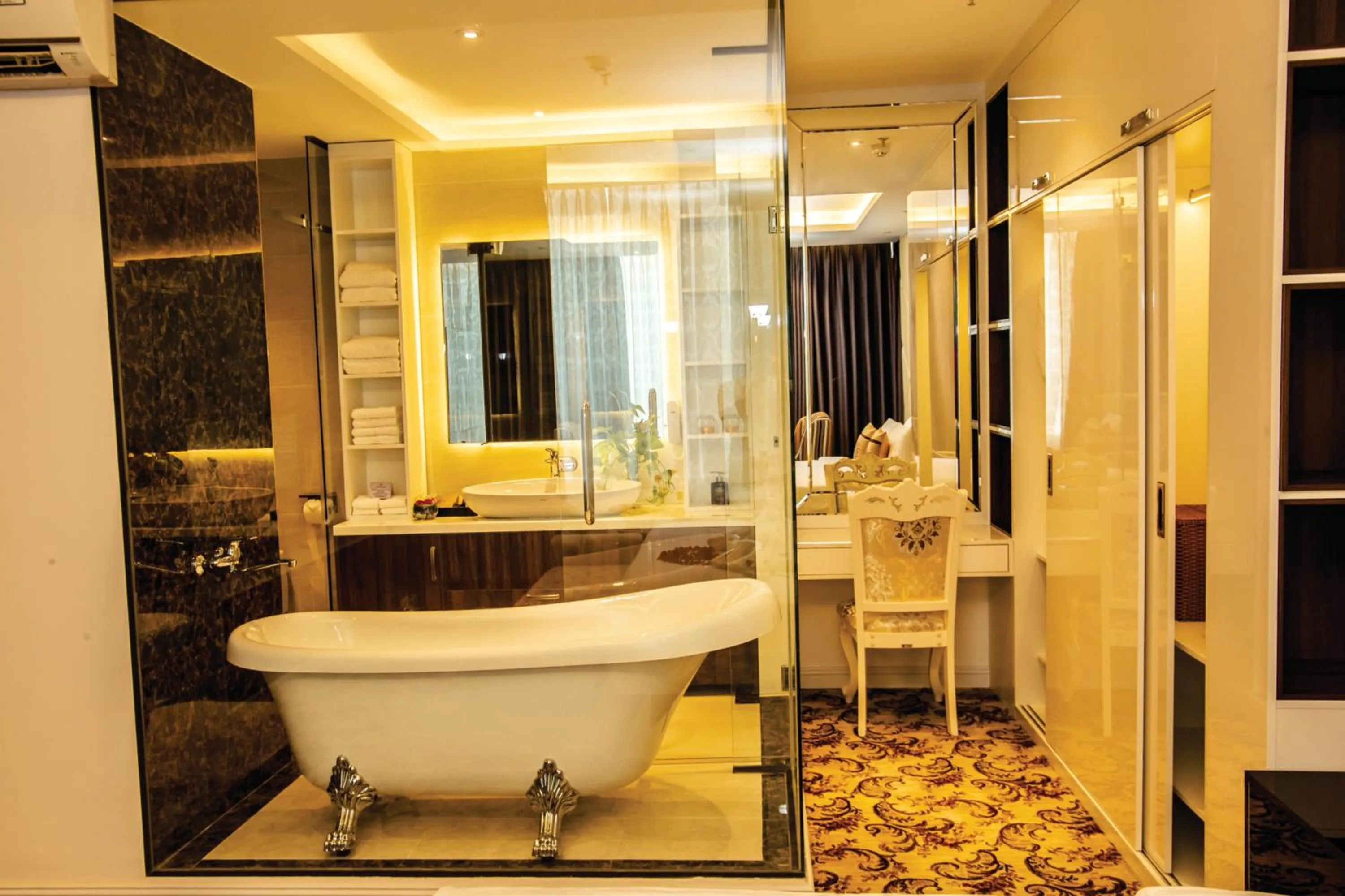 Bath in ELIZABETH HOTEL