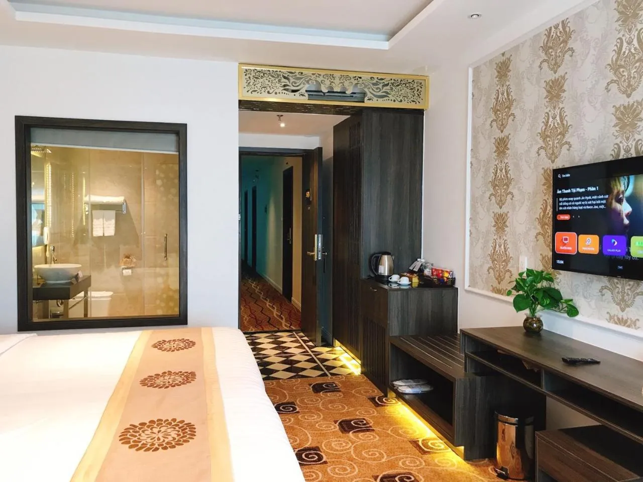 Bed in ELIZABETH HOTEL