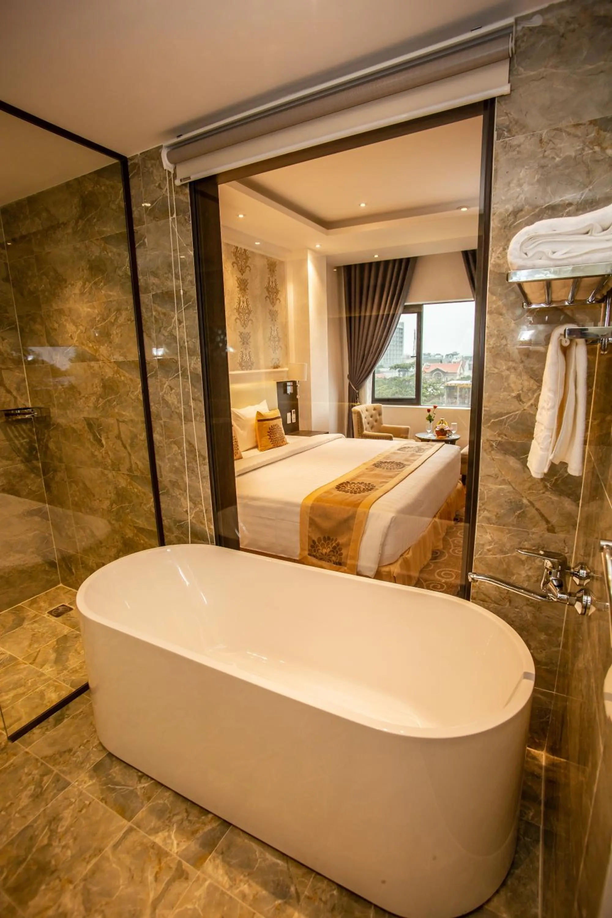 Bathroom, Bed in ELIZABETH HOTEL