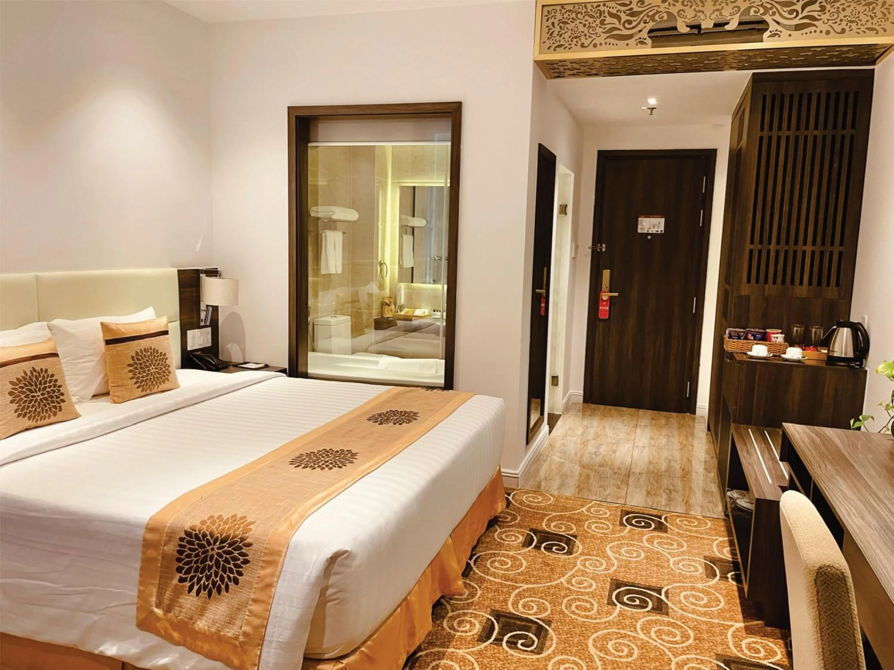 Bed in ELIZABETH HOTEL