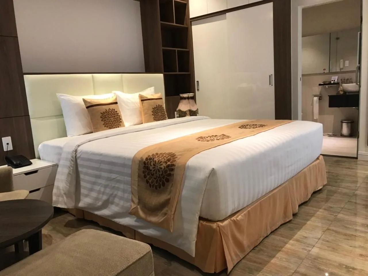 Bed in ELIZABETH HOTEL