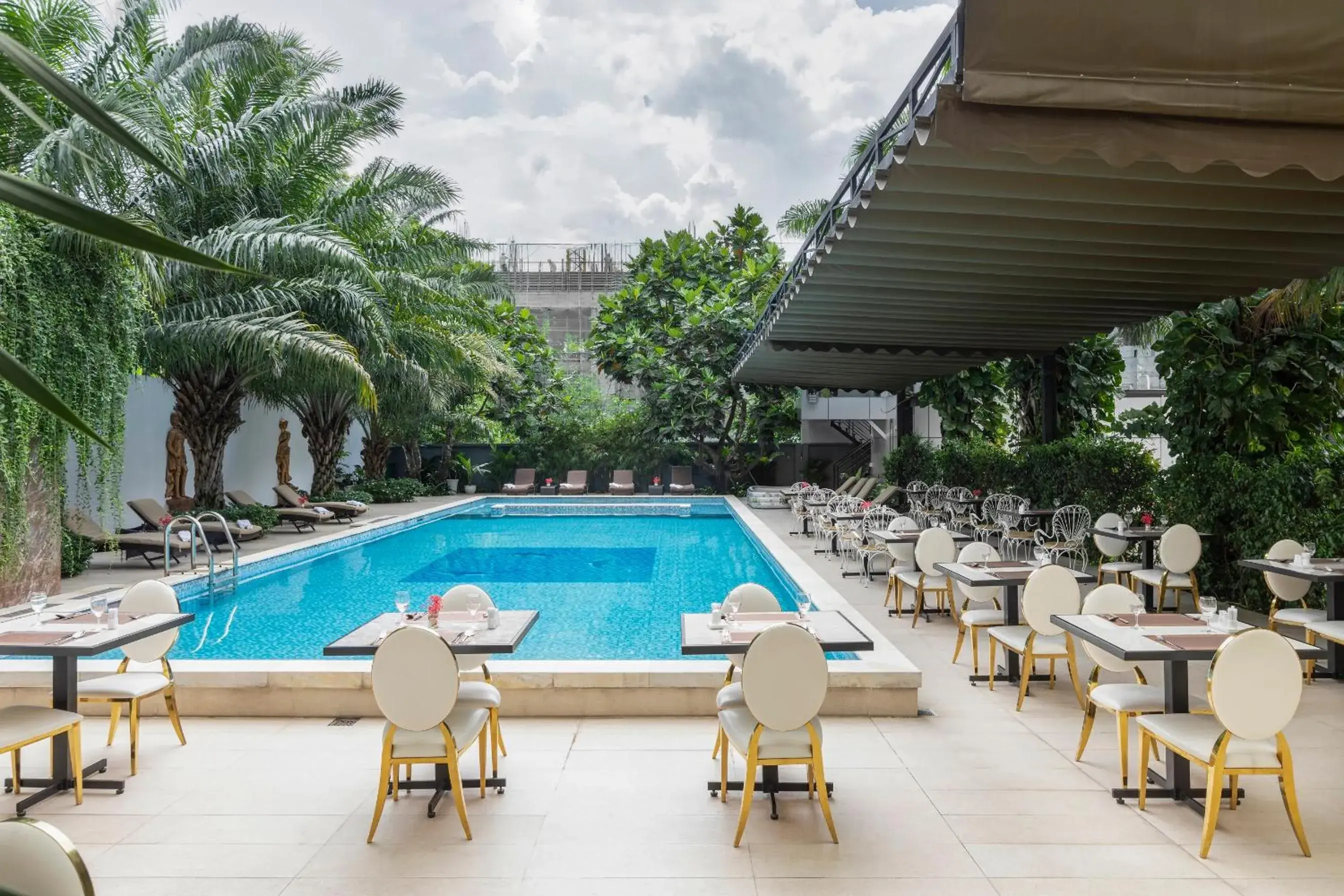 Swimming pool in ELIZABETH HOTEL Swimming pool in ELIZABETH HOTEL