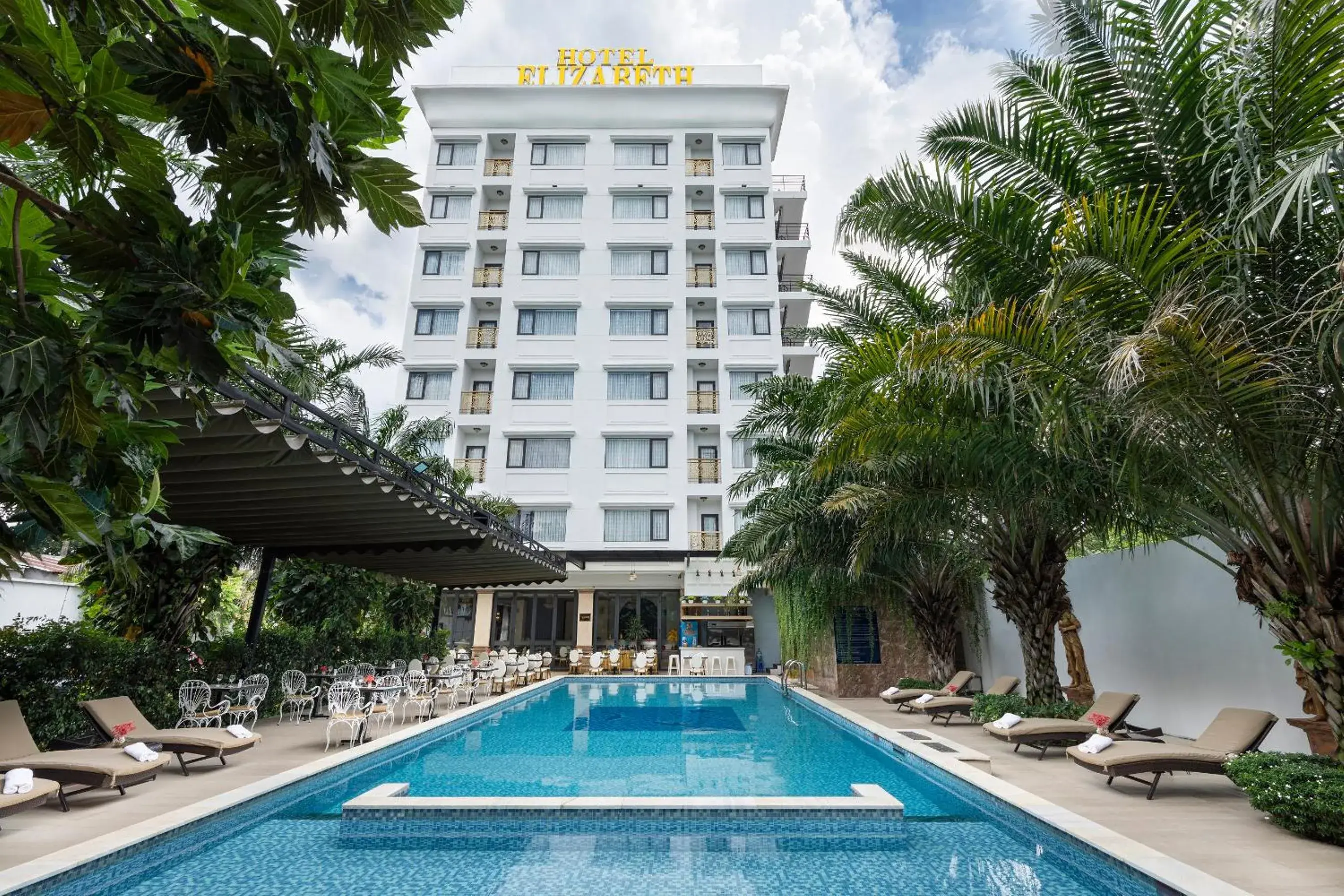 Swimming pool in ELIZABETH HOTEL Swimming pool in ELIZABETH HOTEL