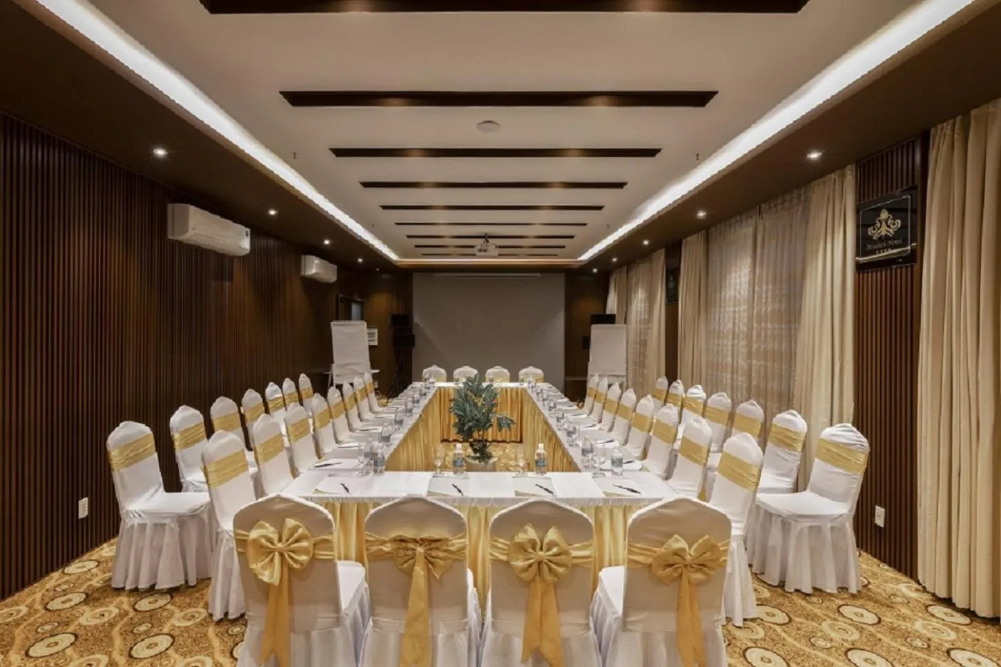 Meeting/conference room in ELIZABETH HOTEL