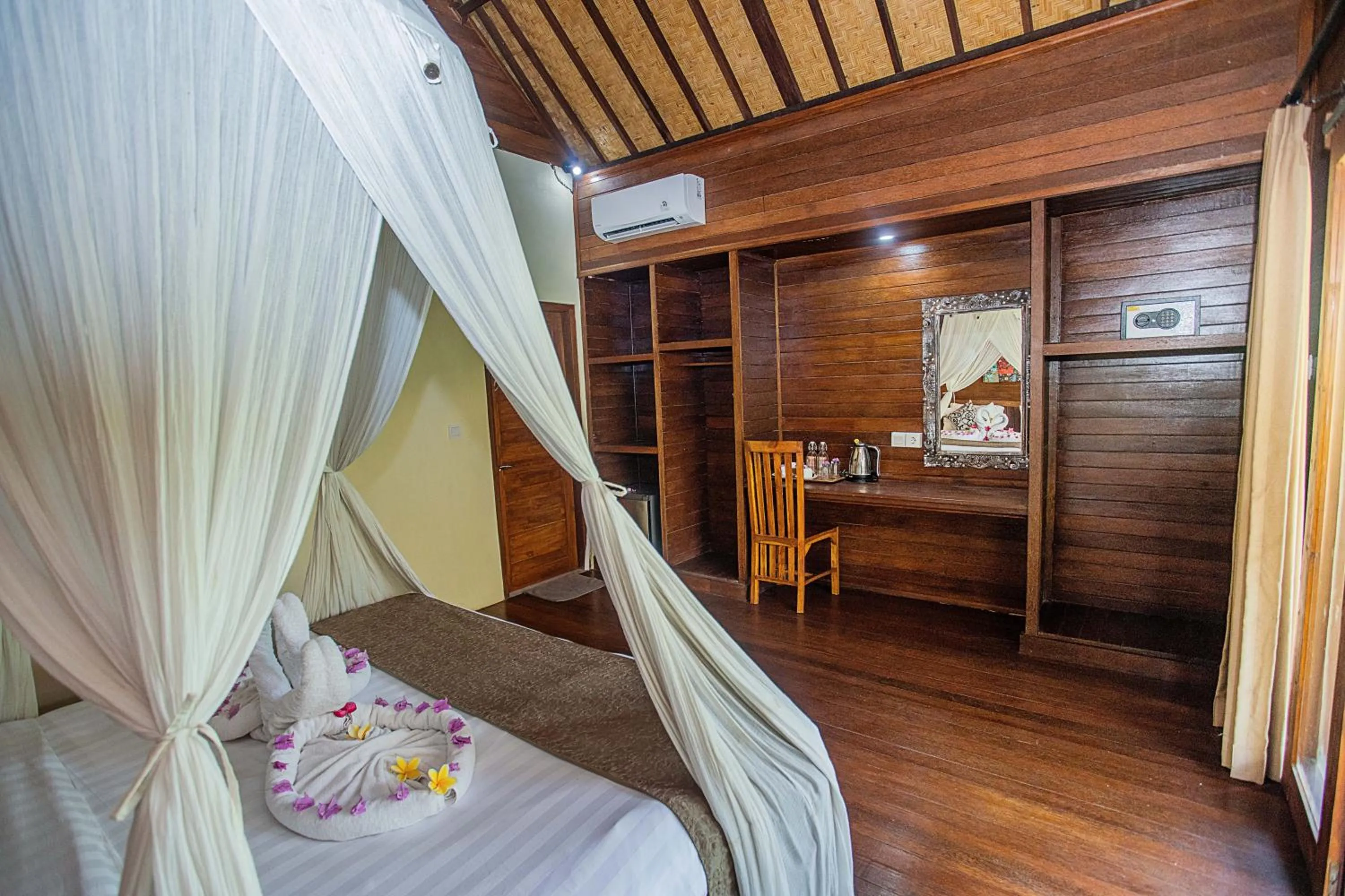Photo of the whole room, Bed in D'Muncuk Huts Lembongan