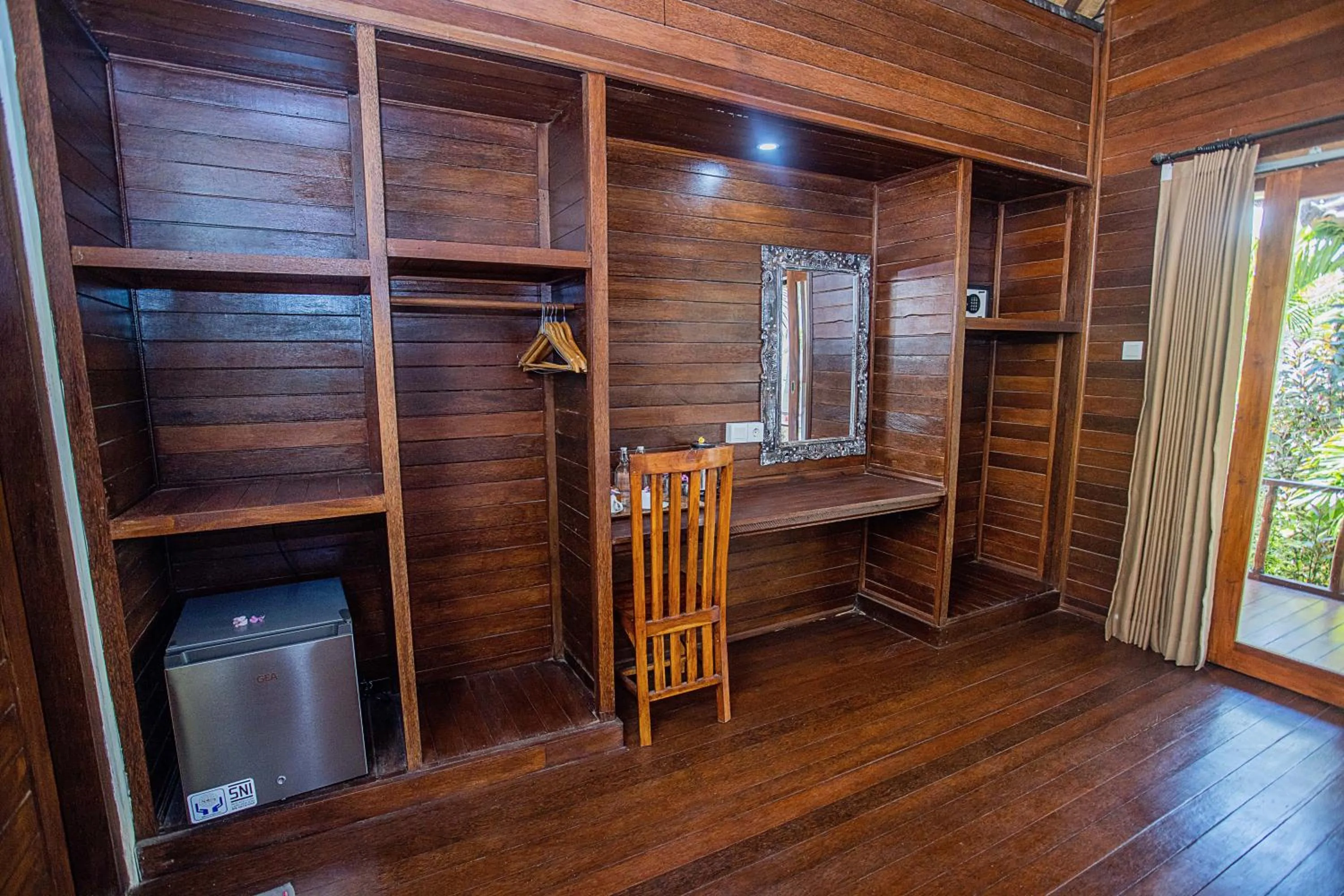 wardrobe in D'Muncuk Huts Lembongan