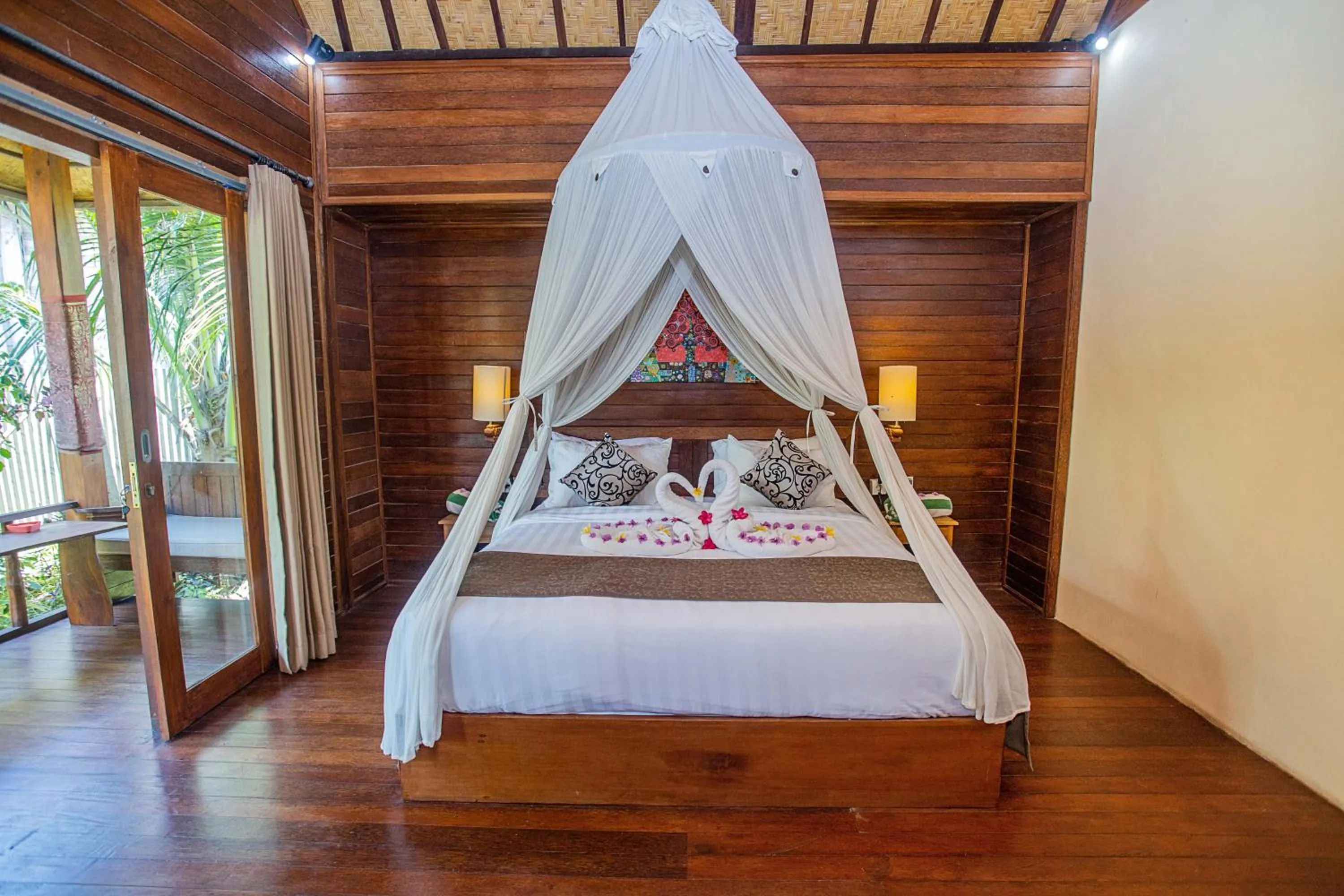 Photo of the whole room, Bed in D'Muncuk Huts Lembongan