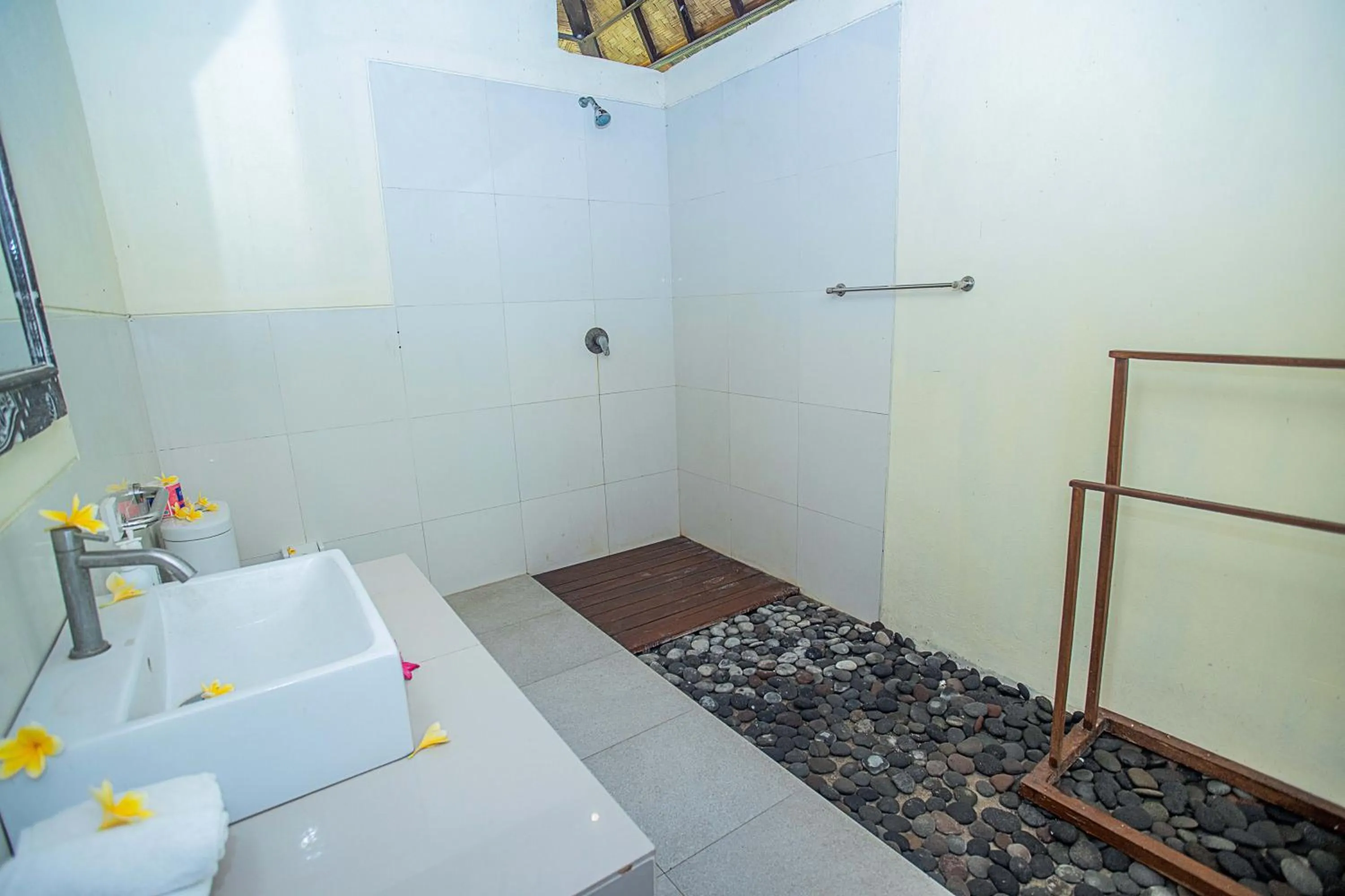 Bathroom in D'Muncuk Huts Lembongan