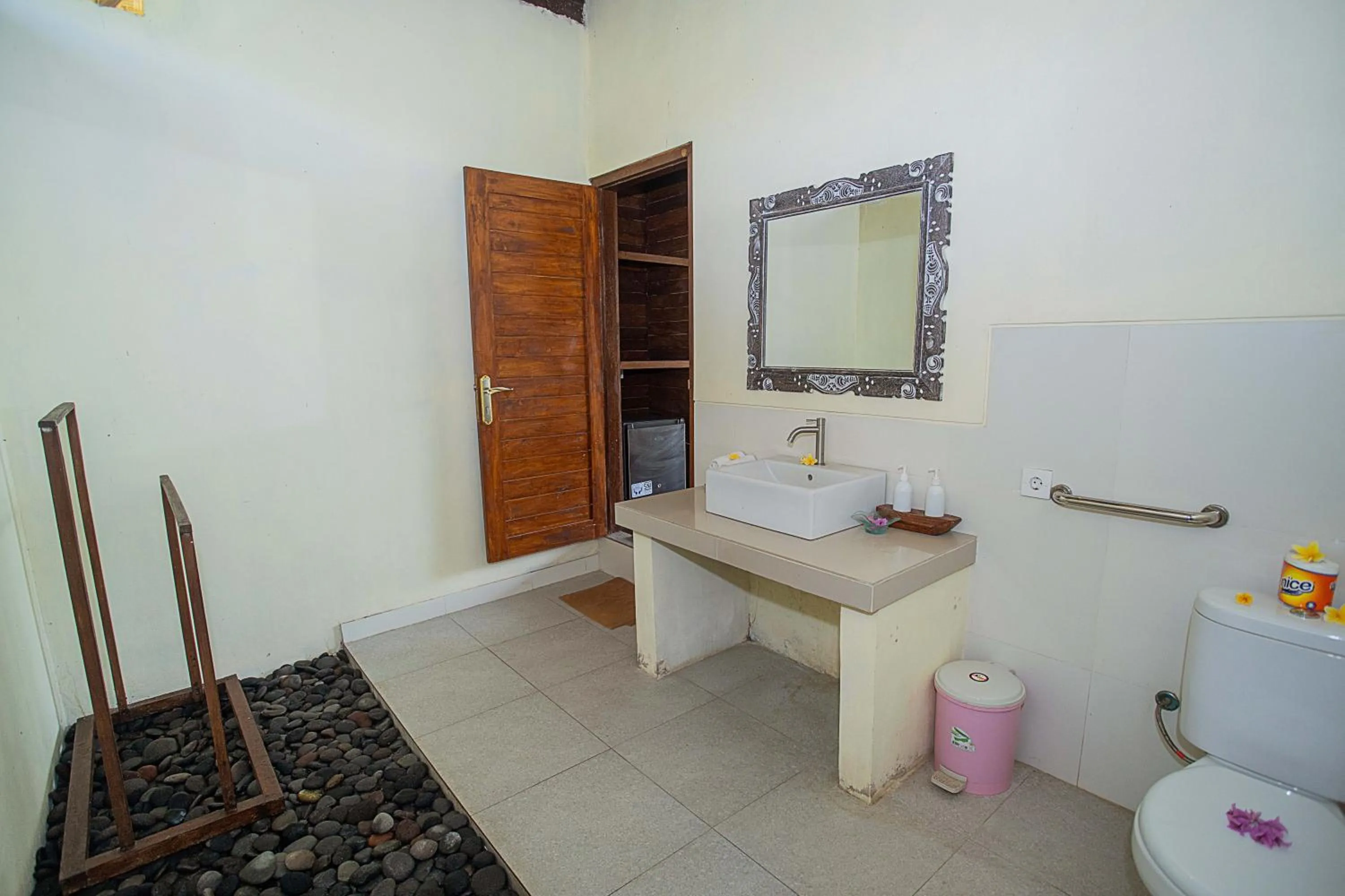 Bathroom in D'Muncuk Huts Lembongan