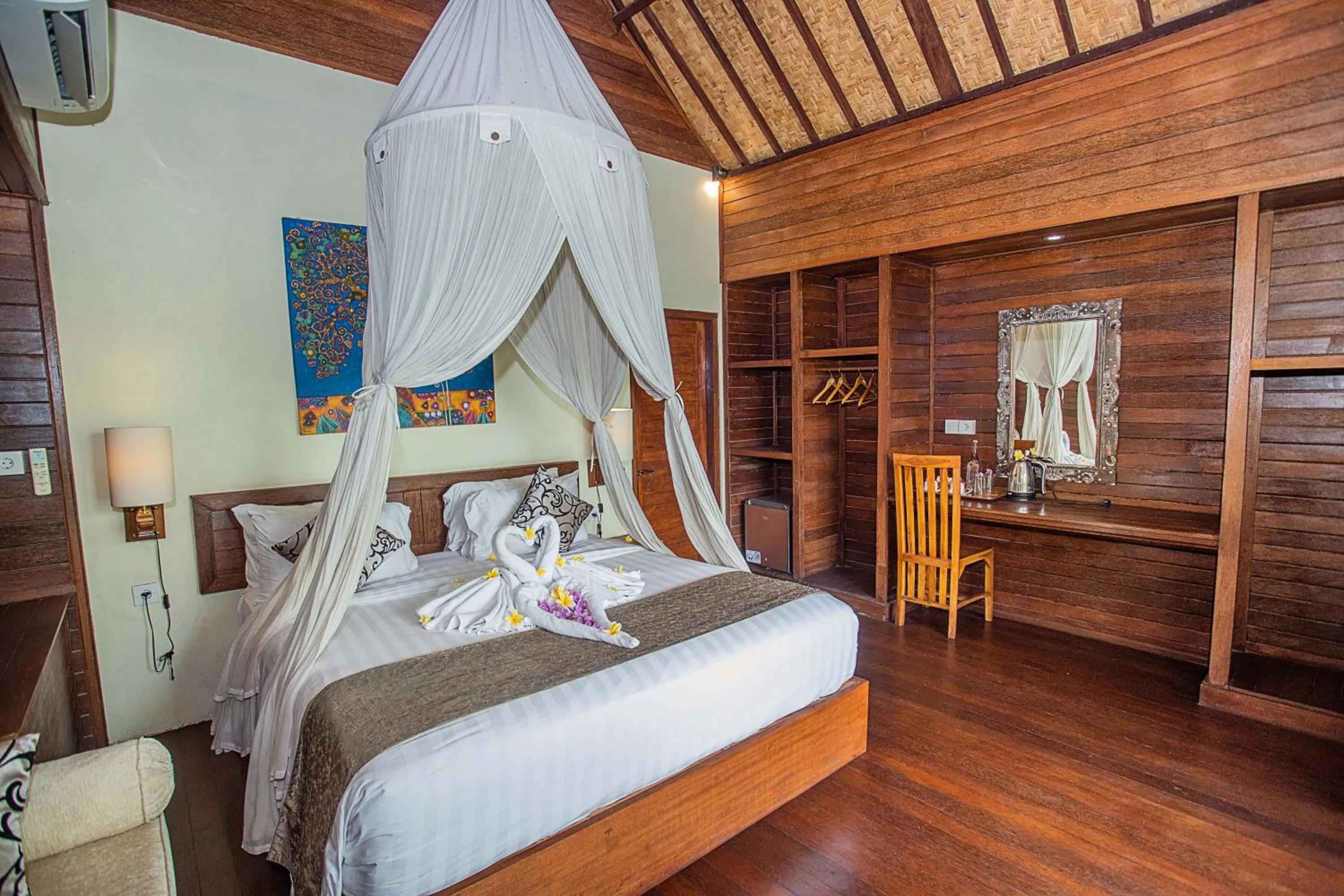 Photo of the whole room, Bed in D'Muncuk Huts Lembongan