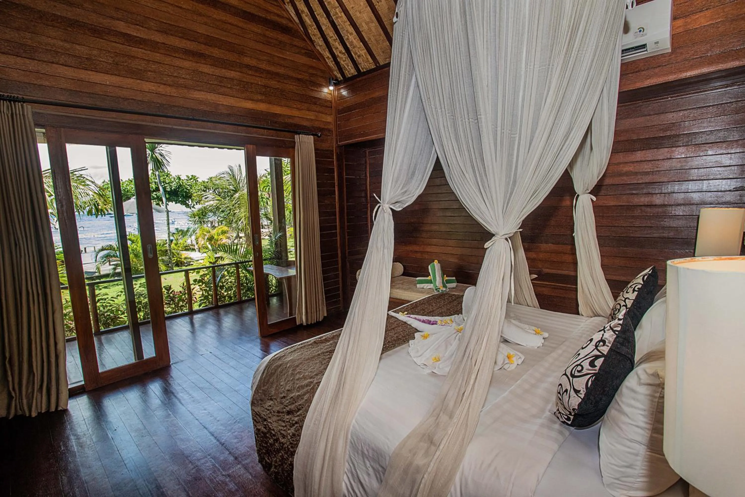 Photo of the whole room, Bed in D'Muncuk Huts Lembongan