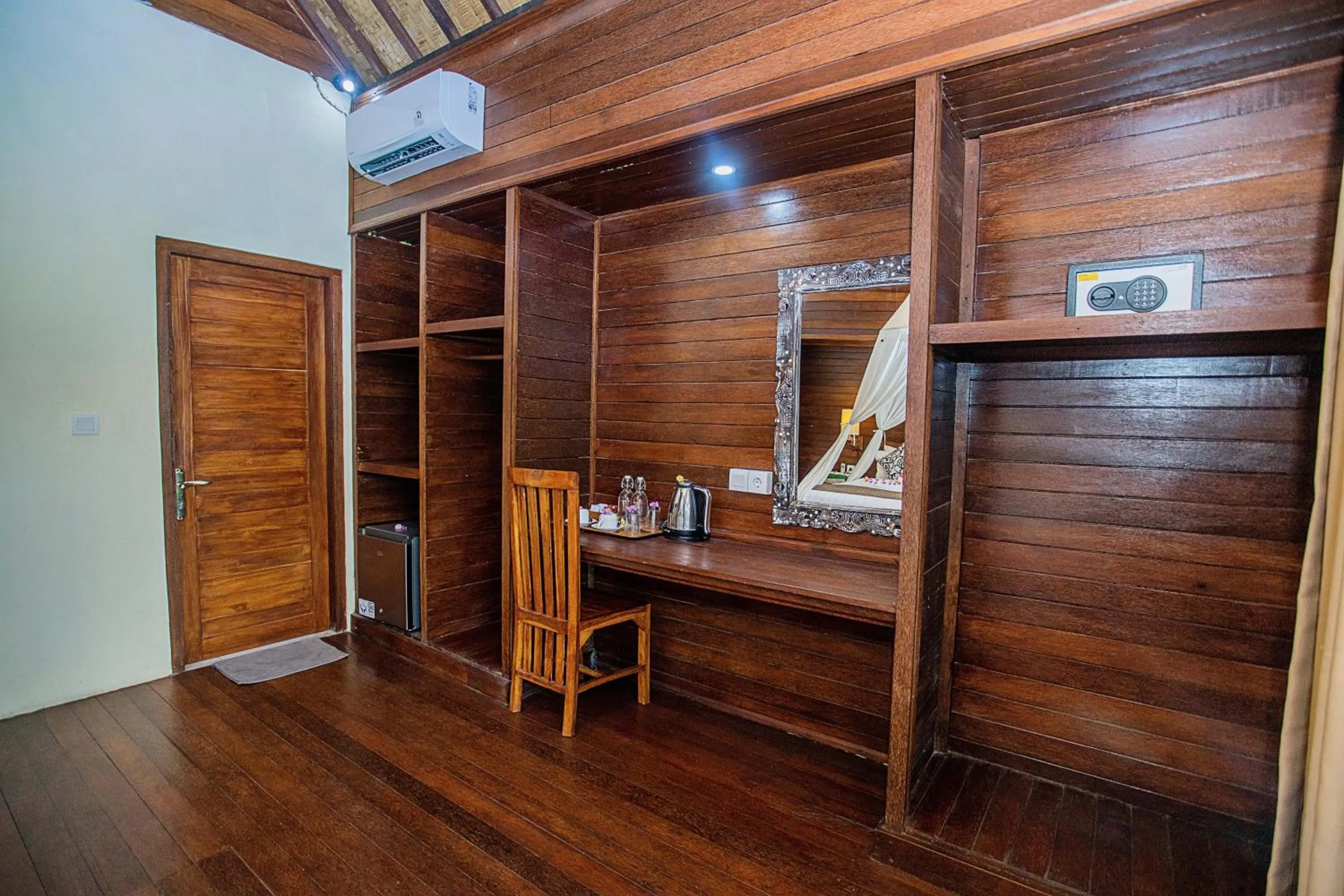 wardrobe in D'Muncuk Huts Lembongan