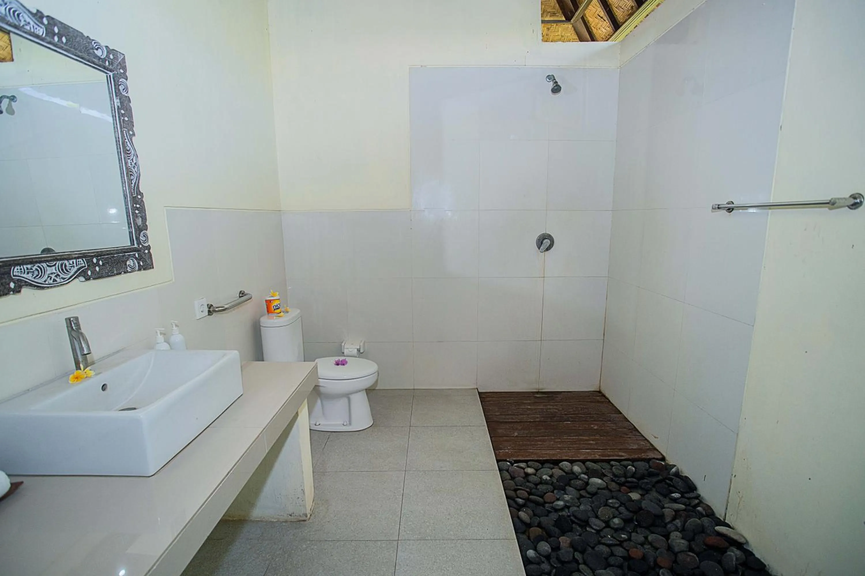 Shower in D'Muncuk Huts Lembongan
