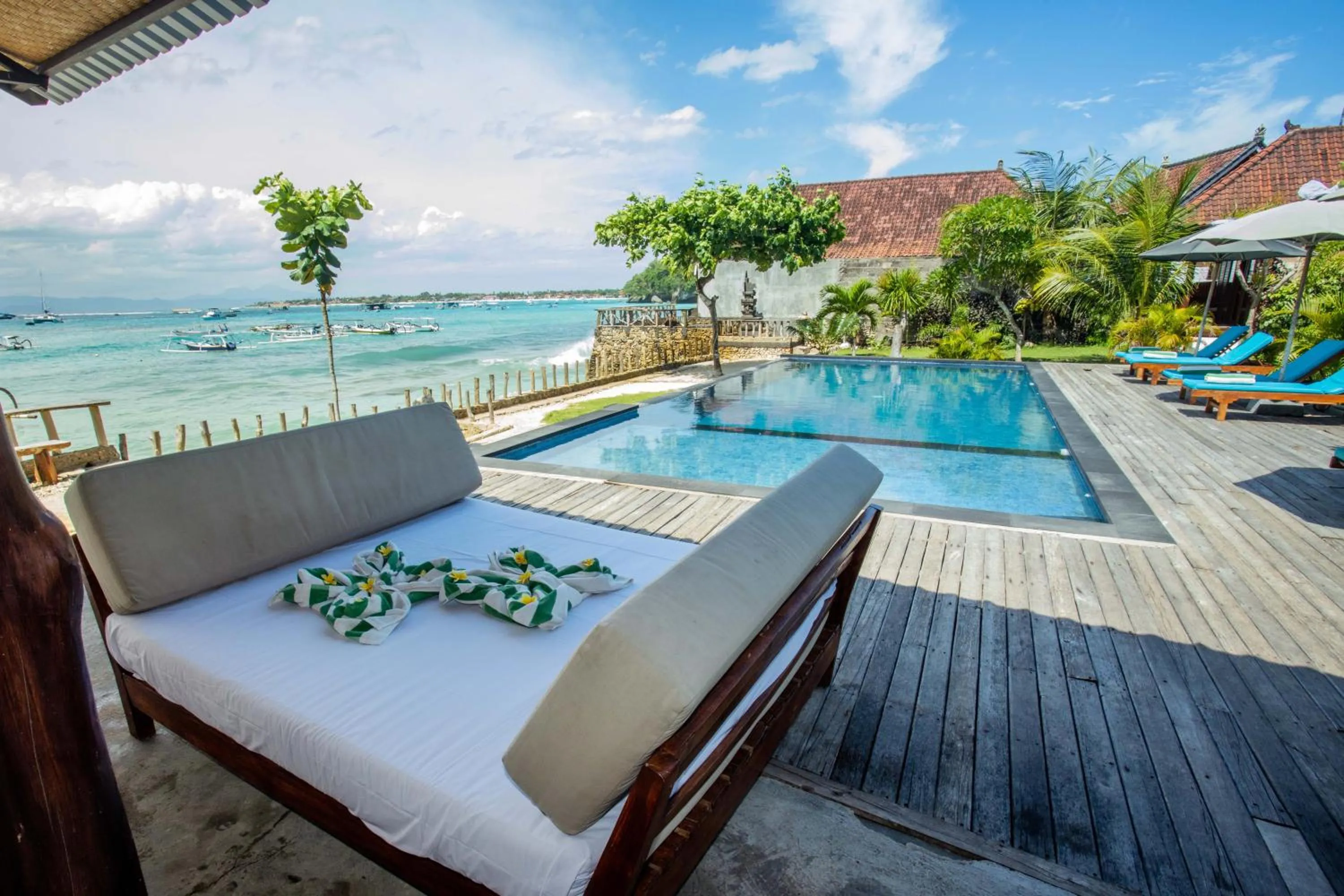 Swimming pool in D'Muncuk Huts Lembongan