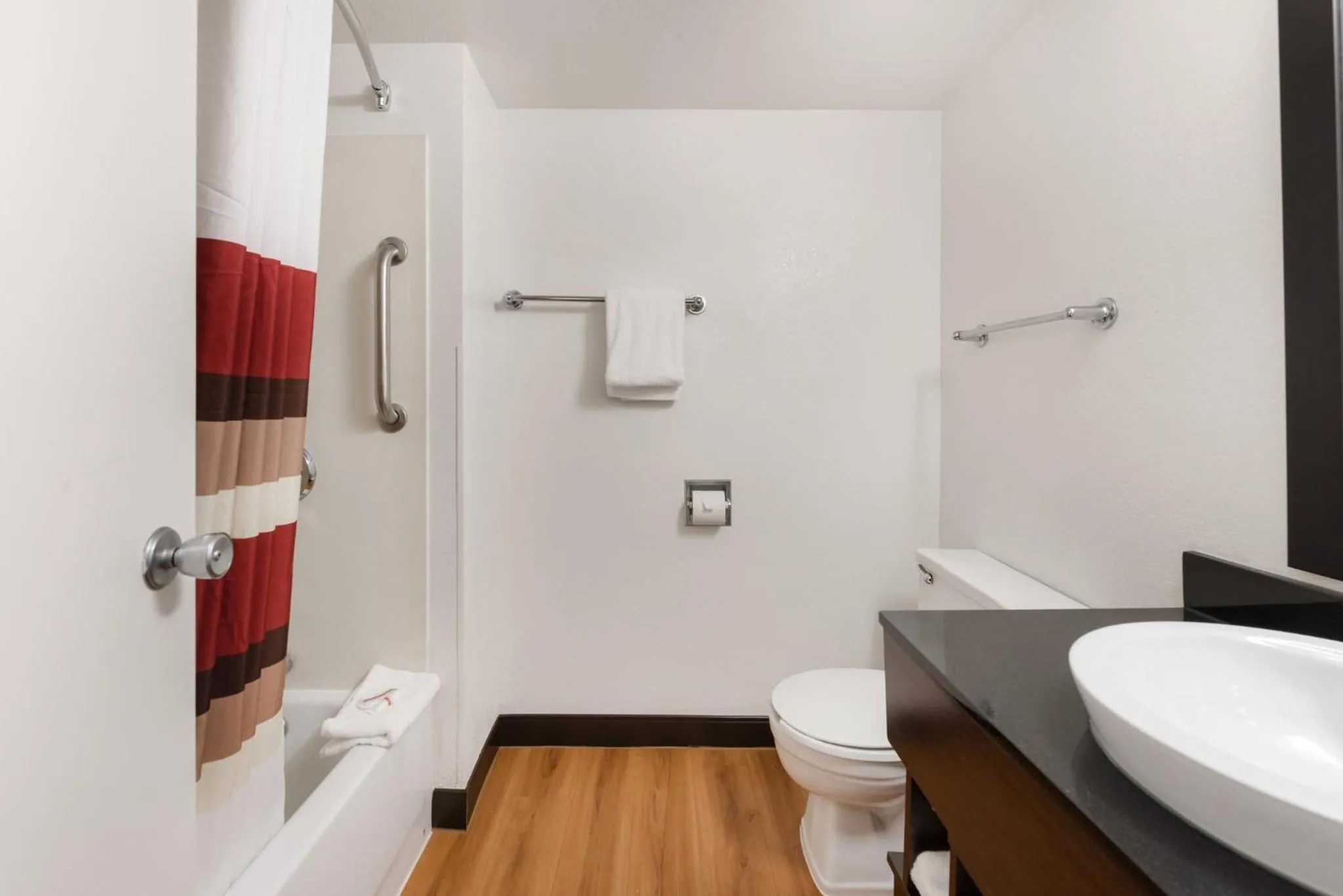 Bathroom in Red Roof Inn PLUS+ Columbus - Worthington