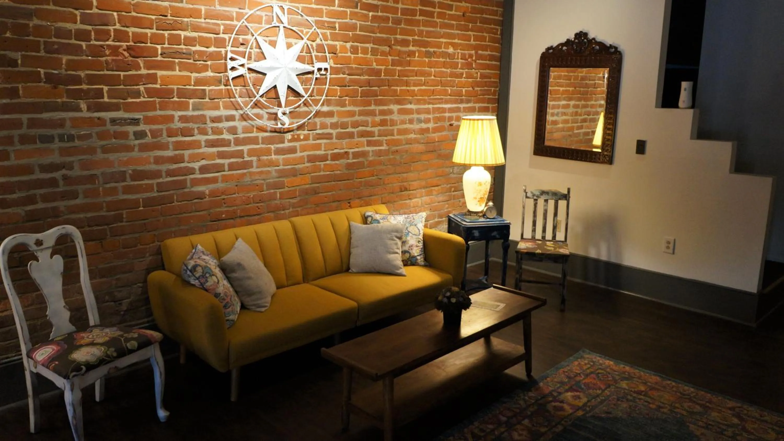 Communal lounge/ TV room in HOSTEL Auberge Clarksdale