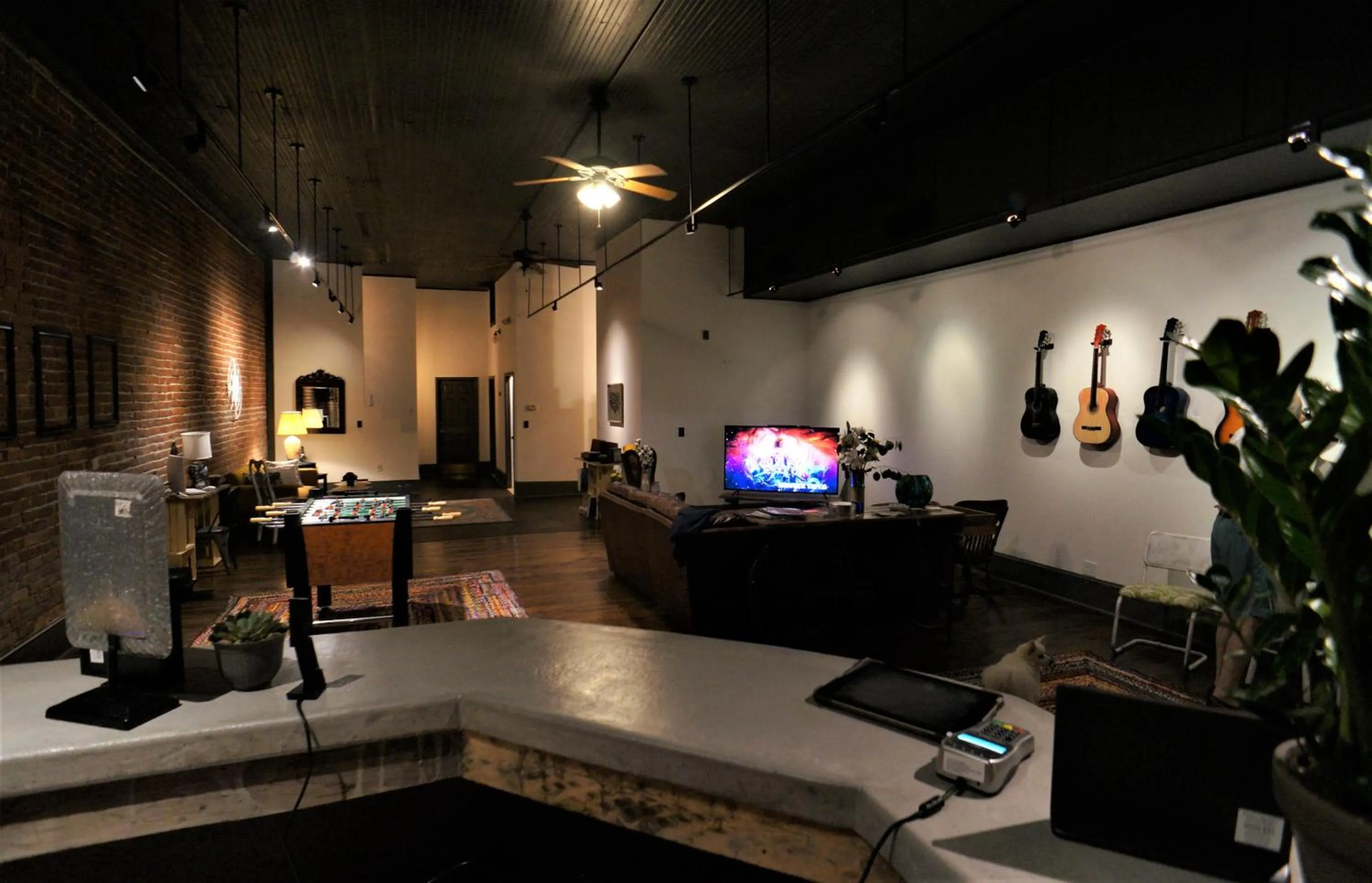 Communal lounge/ TV room in HOSTEL Auberge Clarksdale