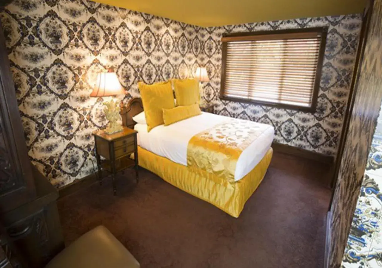 Portugal - single occupancy in Madonna Inn Portugal - single occupancy in Madonna Inn