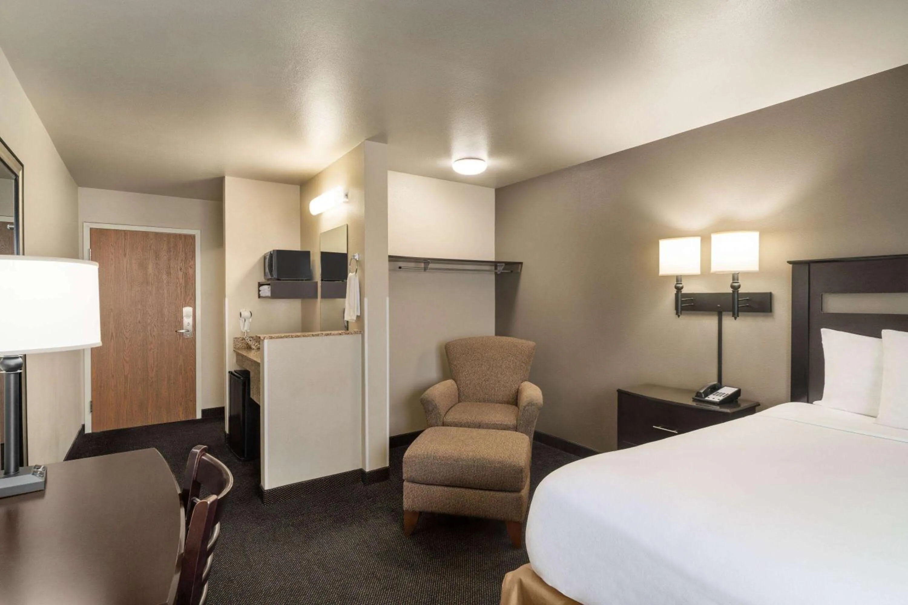 Photo of the whole room, Bed in Travelodge by Wyndham Dexter