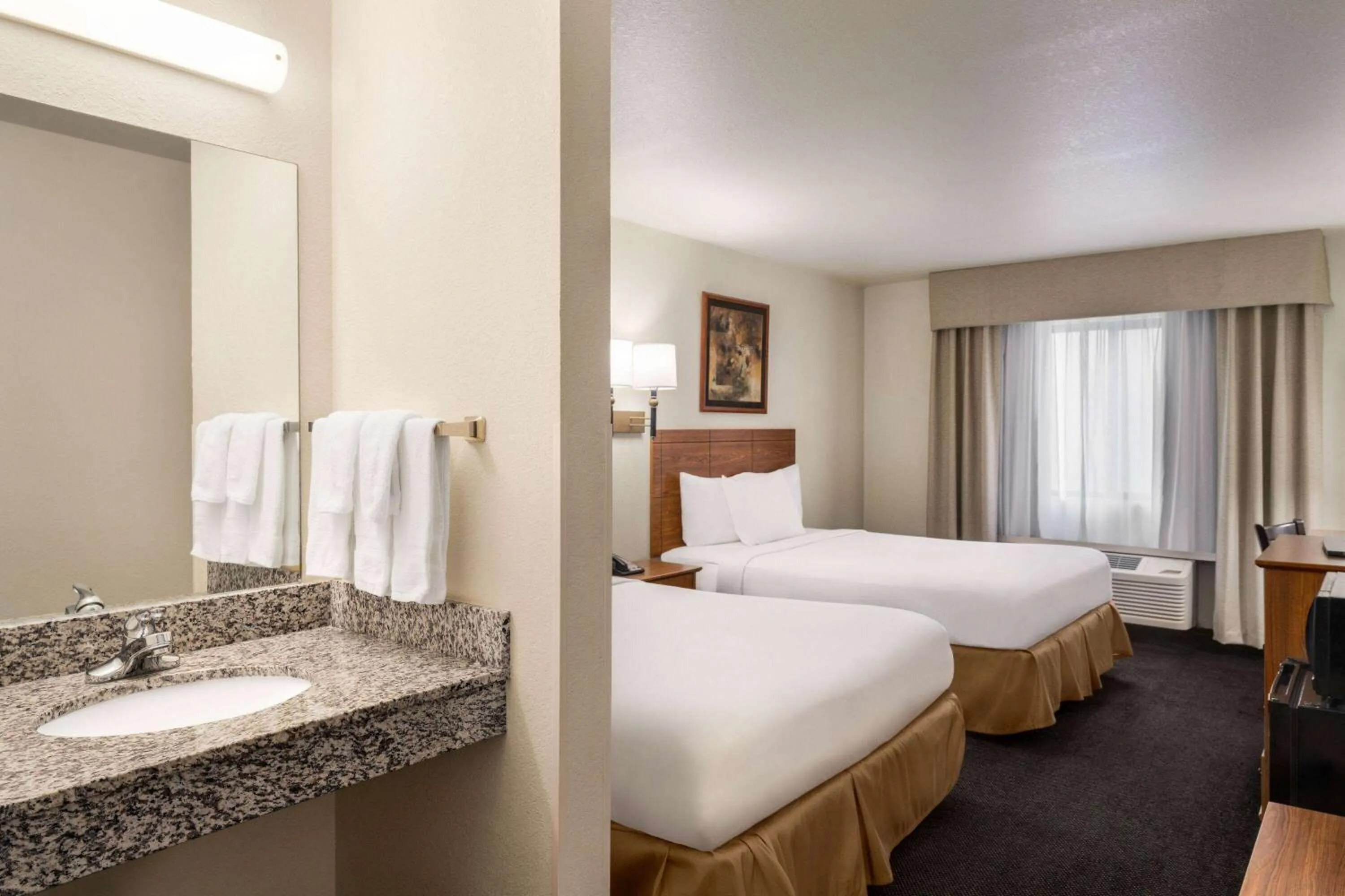 Photo of the whole room, Bed in Travelodge by Wyndham Dexter