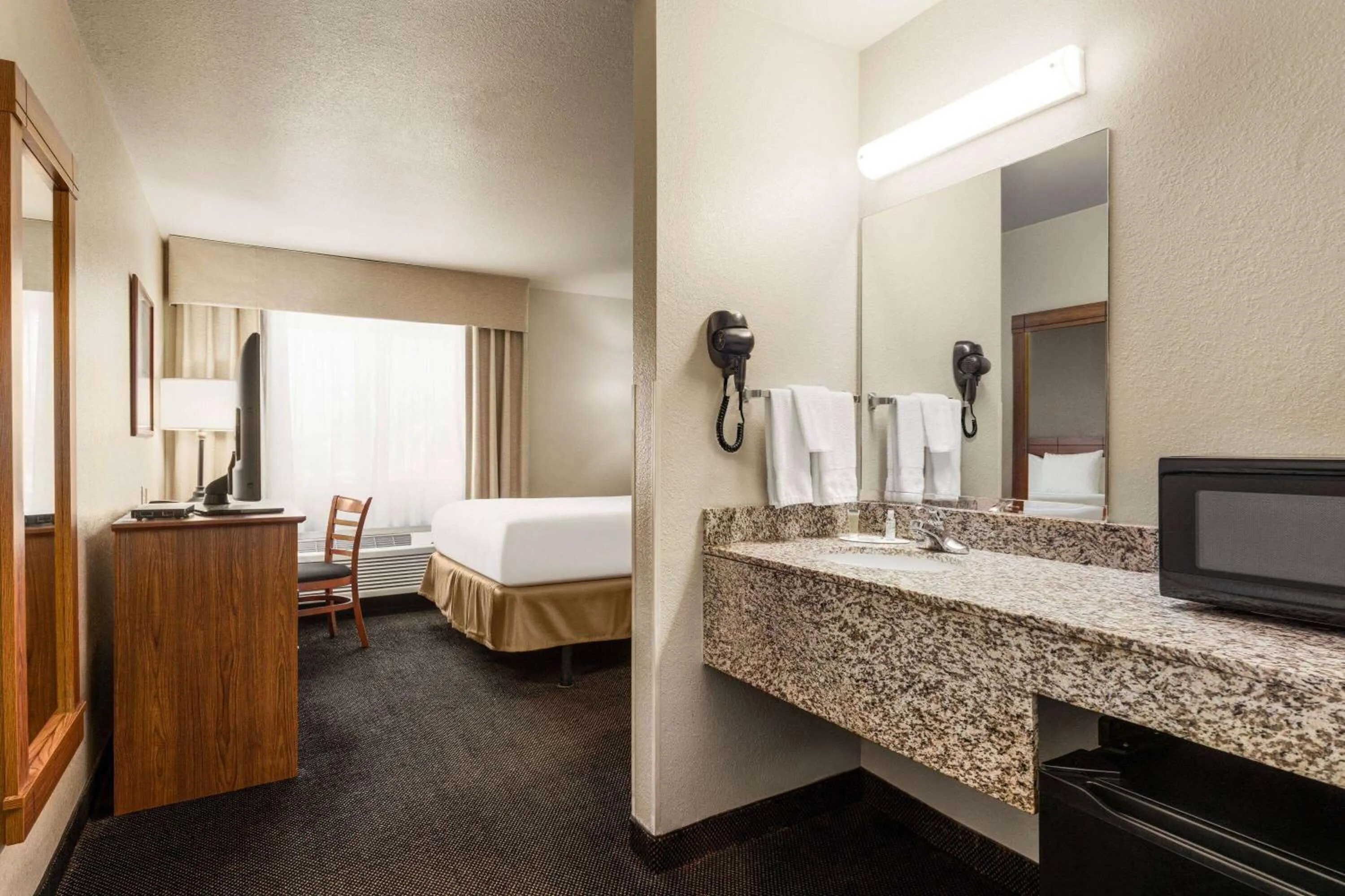 Photo of the whole room, Bed in Travelodge by Wyndham Dexter