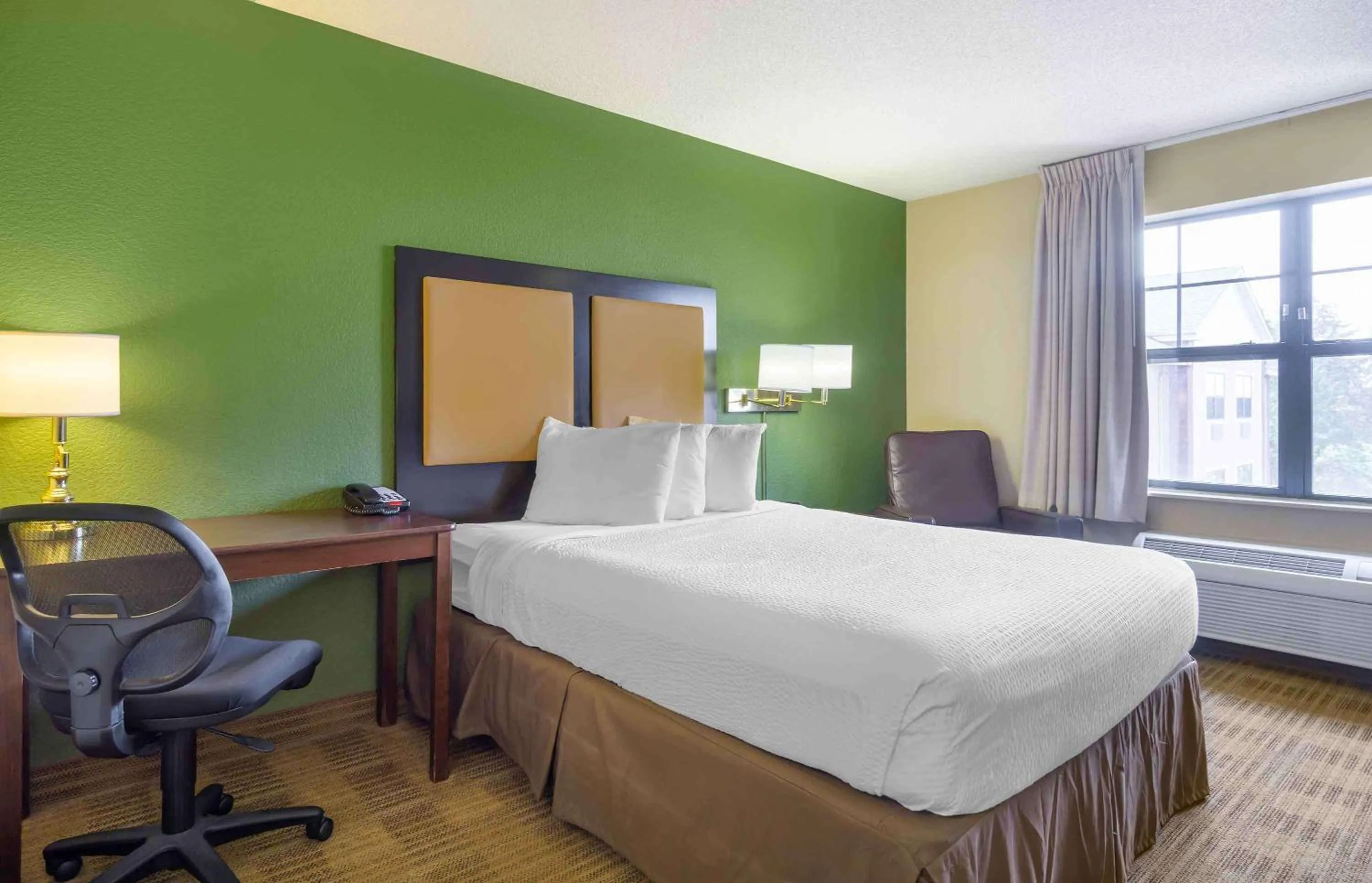 Bedroom, Bed in Extended Stay America Suites - Tacoma - South