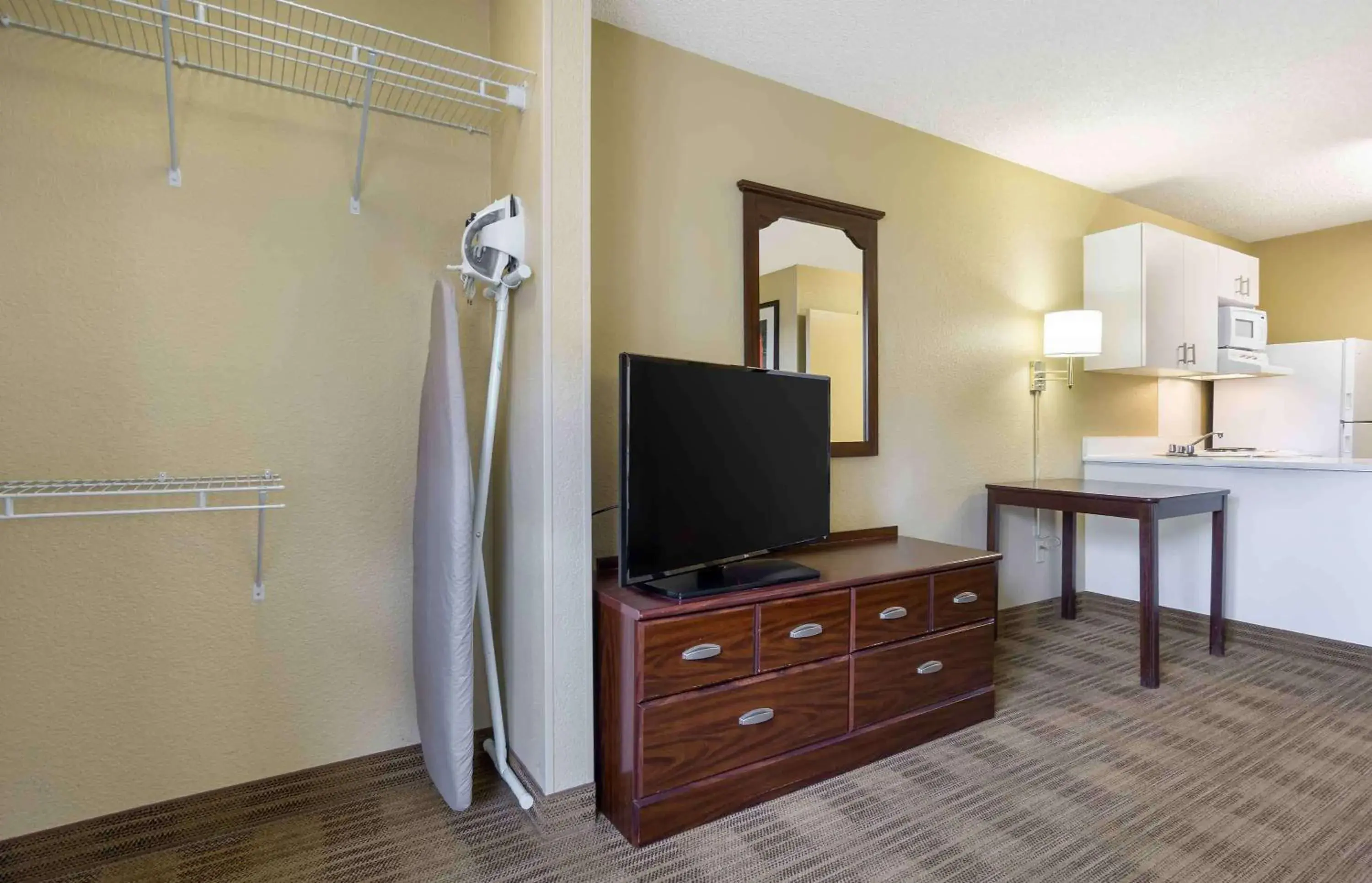 Queen studio with 1 Queen Bed - Disability Access/Non-Smoking in Extended Stay America Suites - Tacoma - South Queen studio with 1 Queen Bed - Disability Access/Non-Smoking in Extended Stay America Suites - Tacoma - South
