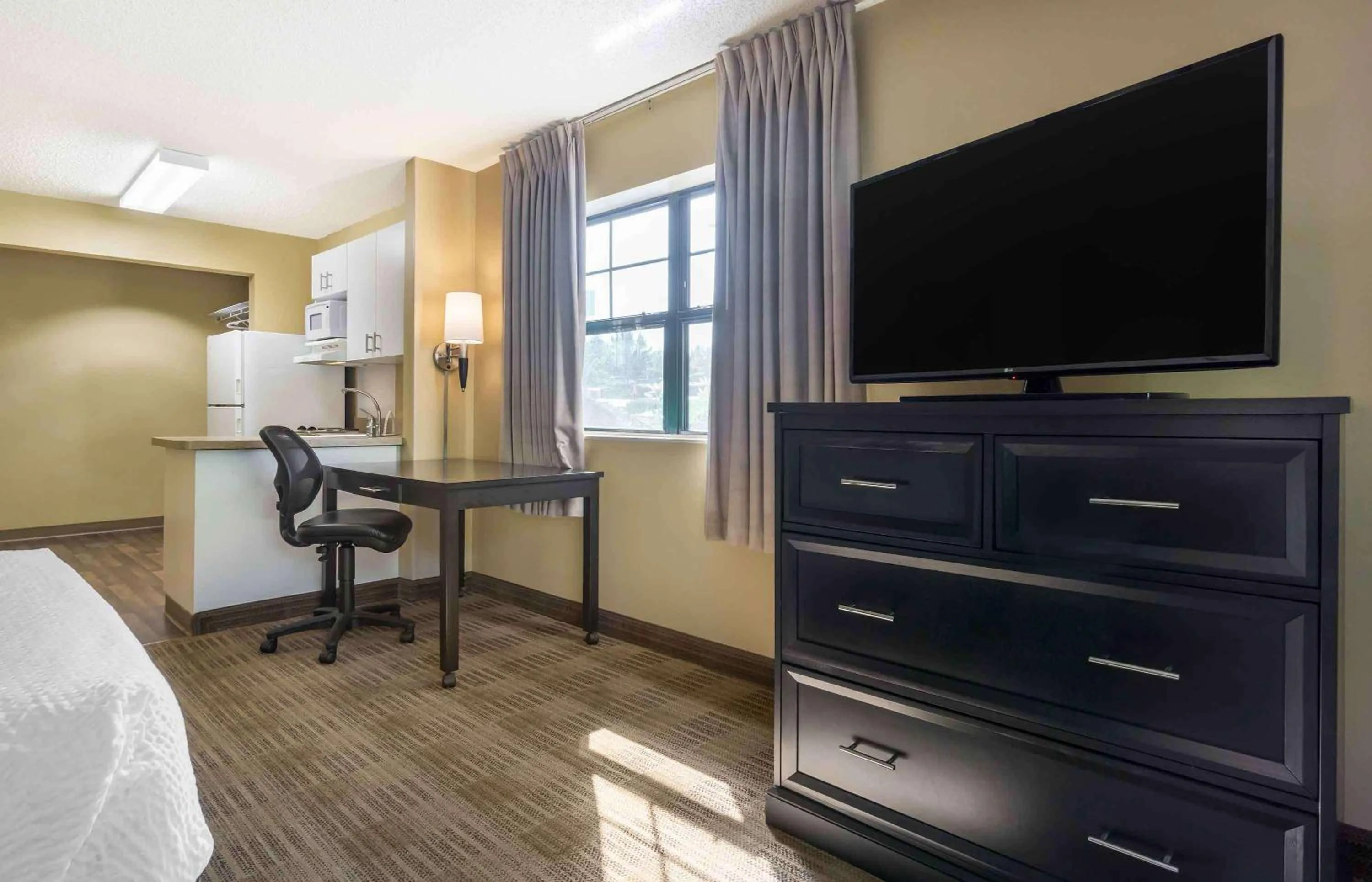 Bedroom, Bed in Extended Stay America Suites - Seattle - Lynnwood