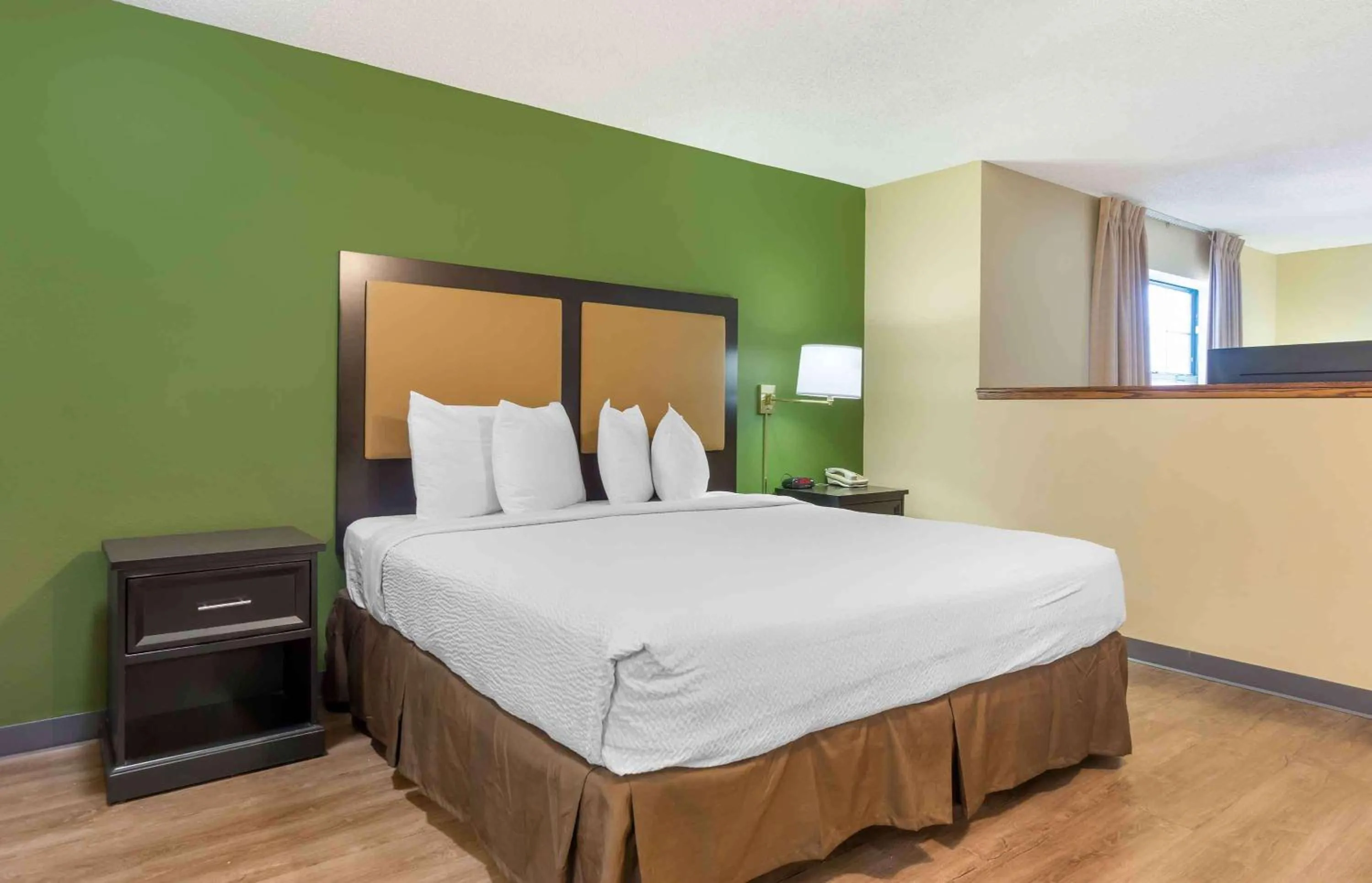 Bedroom, Bed in Extended Stay America Suites - Seattle - Lynnwood