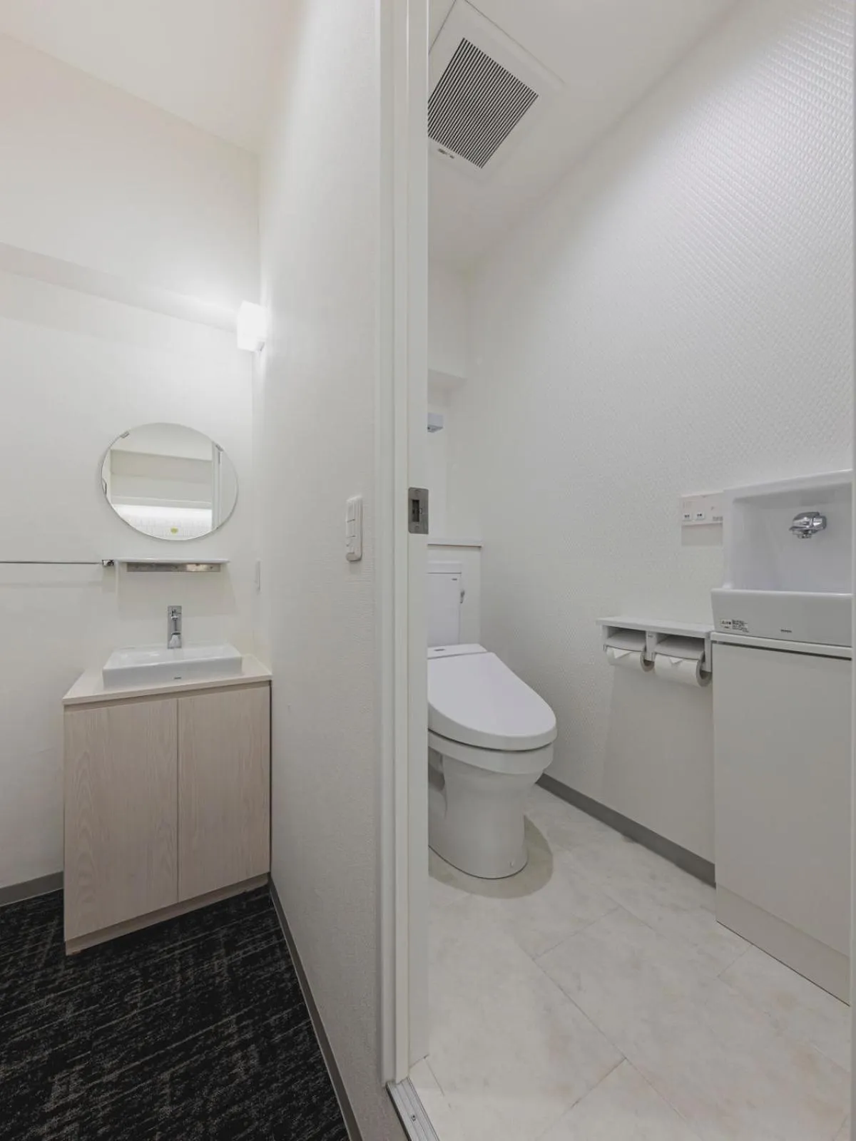 Toilet in 3rd PLACE by HIDEOUT