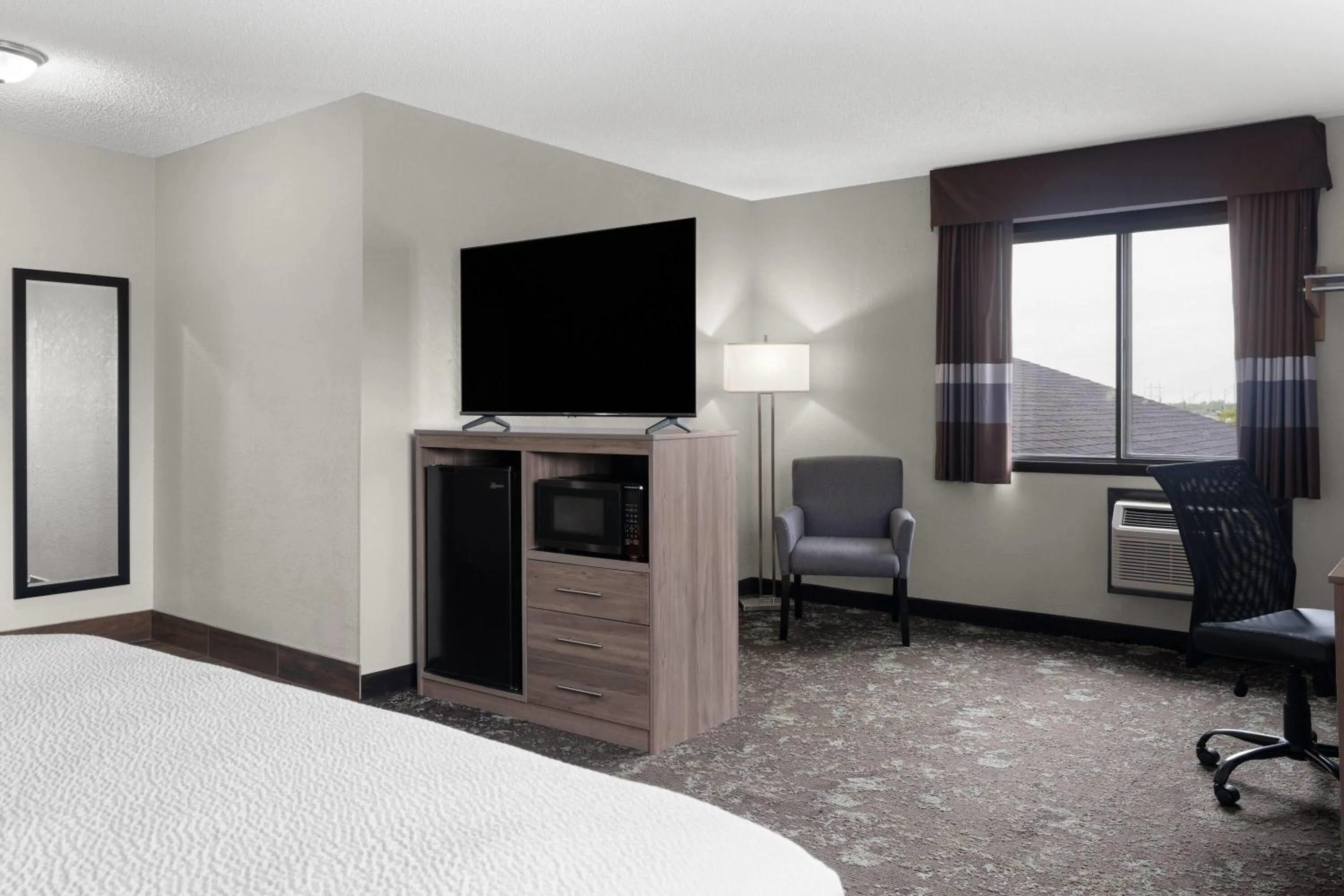 Photo of the whole room, Bed in Ramada by Wyndham Cedar Rapids South
