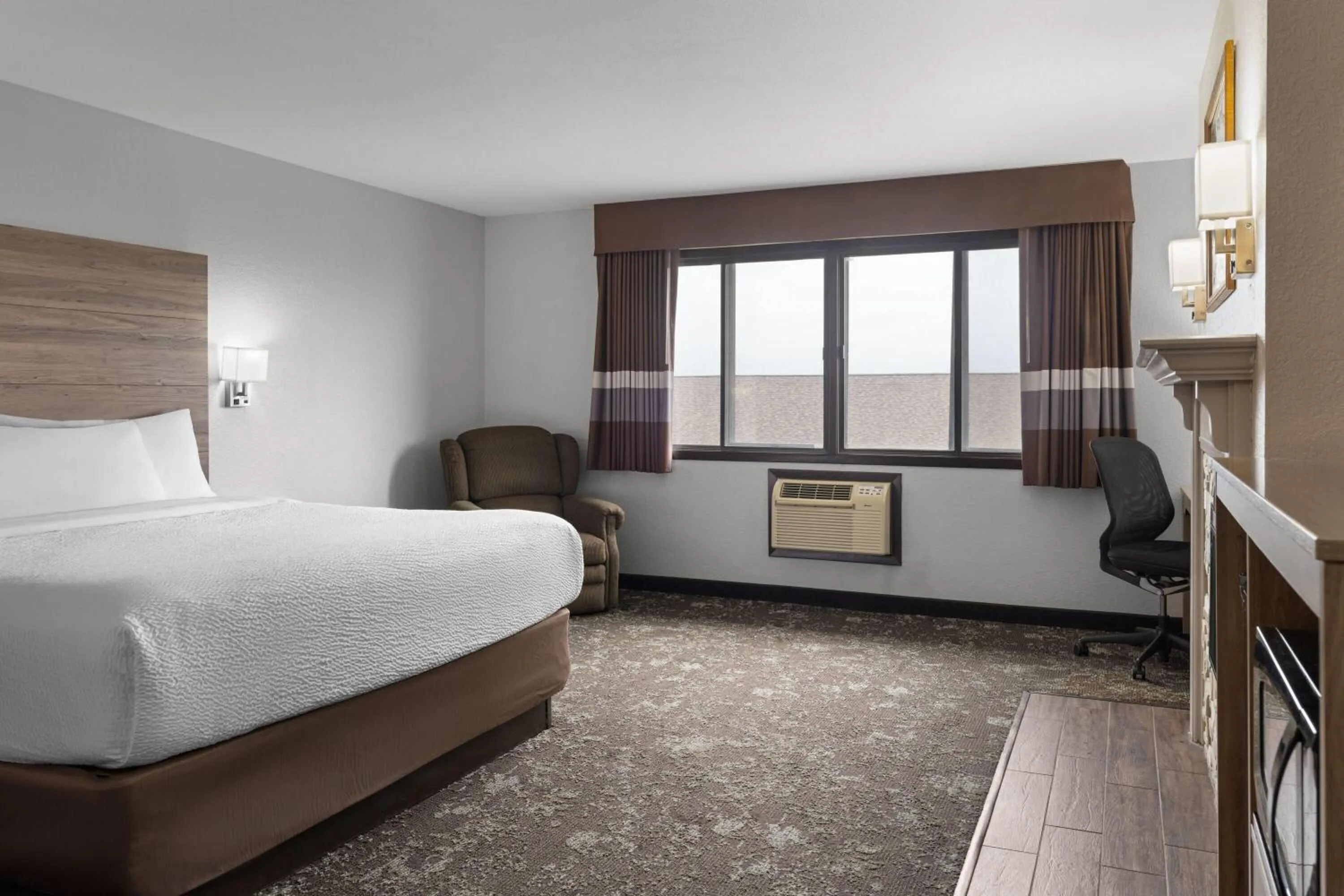 Photo of the whole room, Bed in Ramada by Wyndham Cedar Rapids South