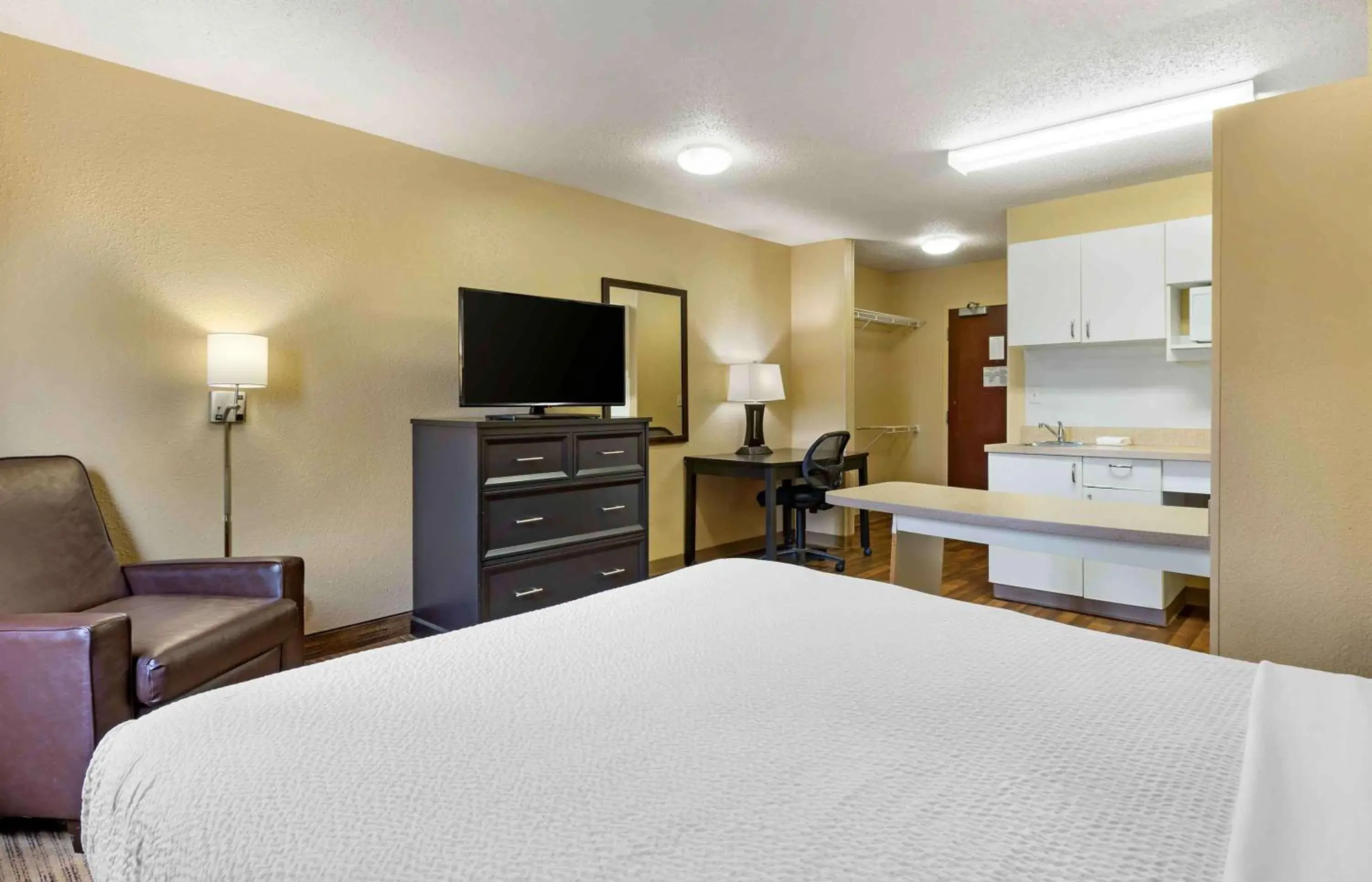 Bedroom, Bed in Extended Stay America Select Suites - Greenville - Airport Bedroom, Bed in Extended Stay America Select Suites - Greenville - Airport