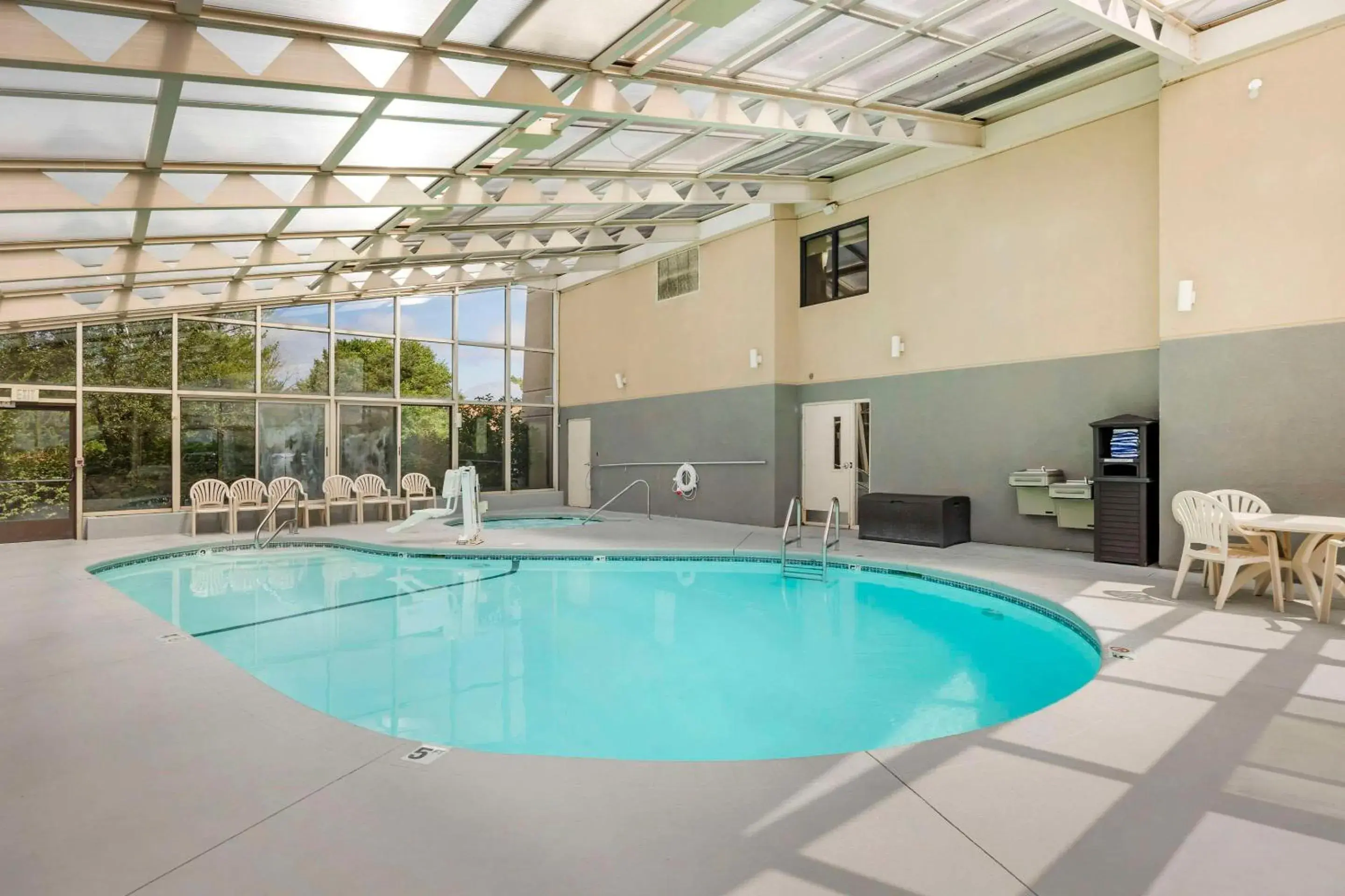 Swimming pool in Comfort Inn South - Springfield Swimming pool in Comfort Inn South - Springfield